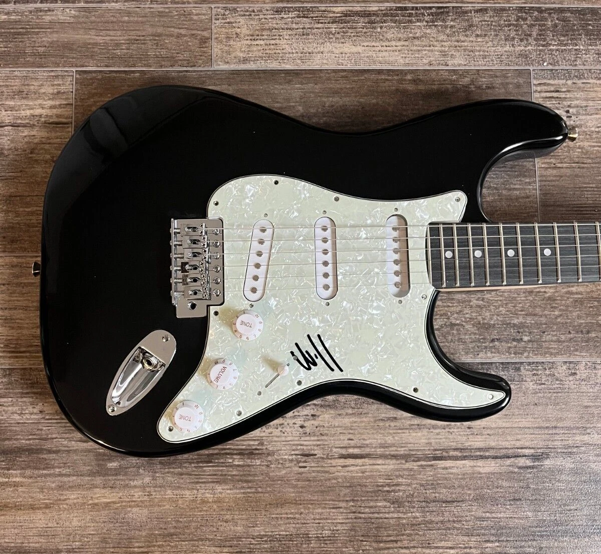 * WILL.I.AM * signed electric guitar * BLACK EYED PEAS * 2