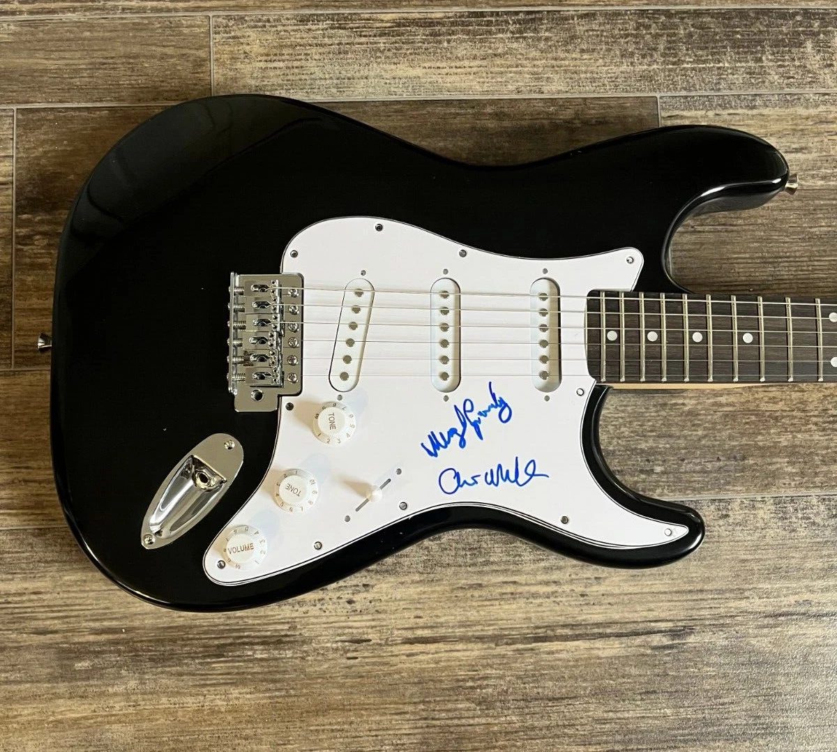 * THE ZOMBIES * signed electric guitar * CHRIS WHITE & HUGH GRUNDY * 1