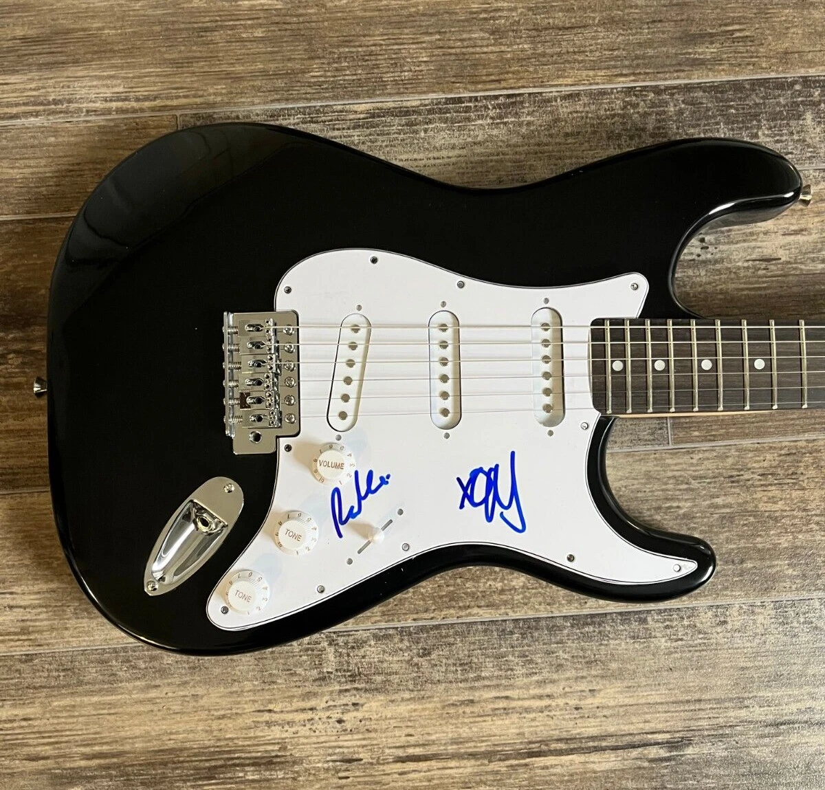 * THE AVALANCHES * signed electric guitar * ROBBIE CHATER & TONY DI BLASI * 1