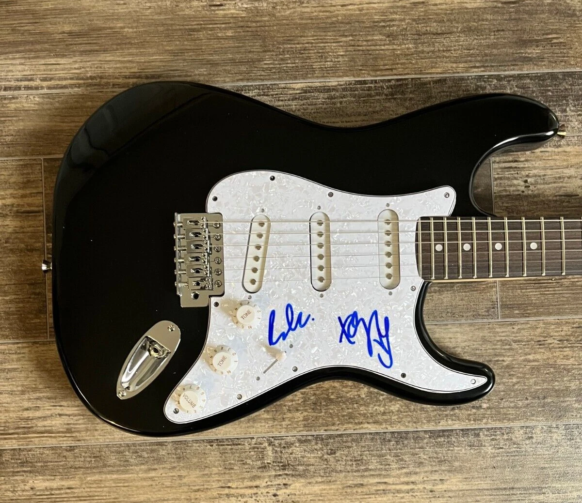 * THE AVALANCHES * signed electric guitar * ROBBIE CHATER & TONY DI BLASI * 2