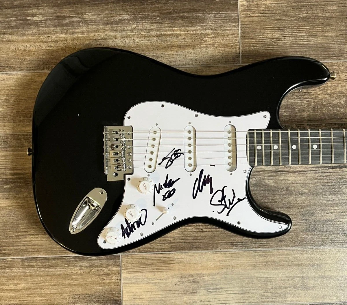 * KING GIZZARD & THE LIZARD WIZARD * signed guitar * STU MACKENZIE + 4 * COA * 6