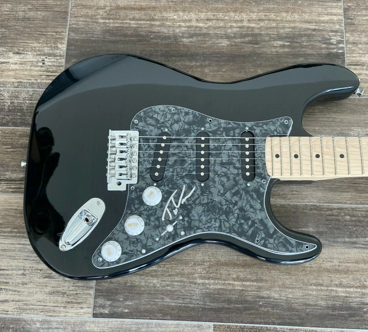 * TAI VERDES * signed electric guitar * A-O-K * COA * 2