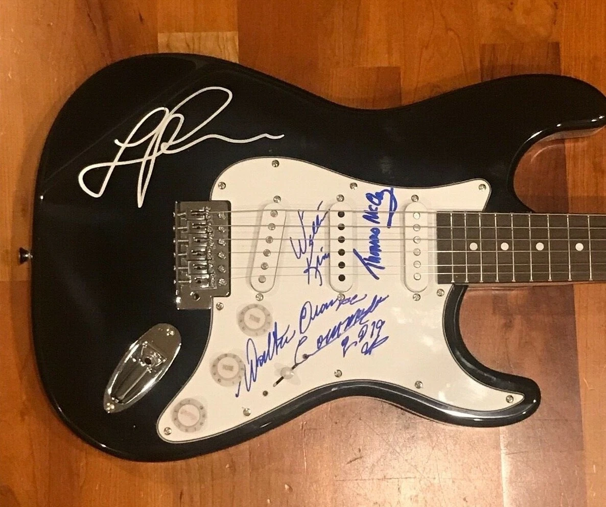 * THE COMMODORES * signed guitar * LIONEL RICHIE, MCCLARY, ORANGE & KING * 1