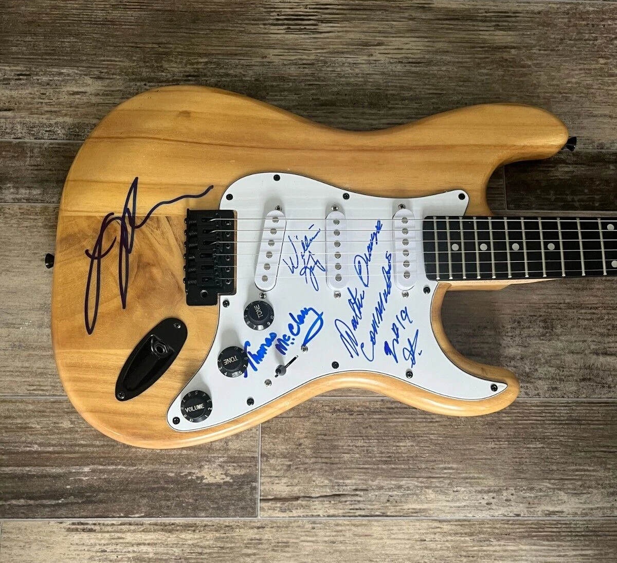 * THE COMMODORES * signed guitar * LIONEL RICHIE, MCCLARY, ORANGE & KING * 3