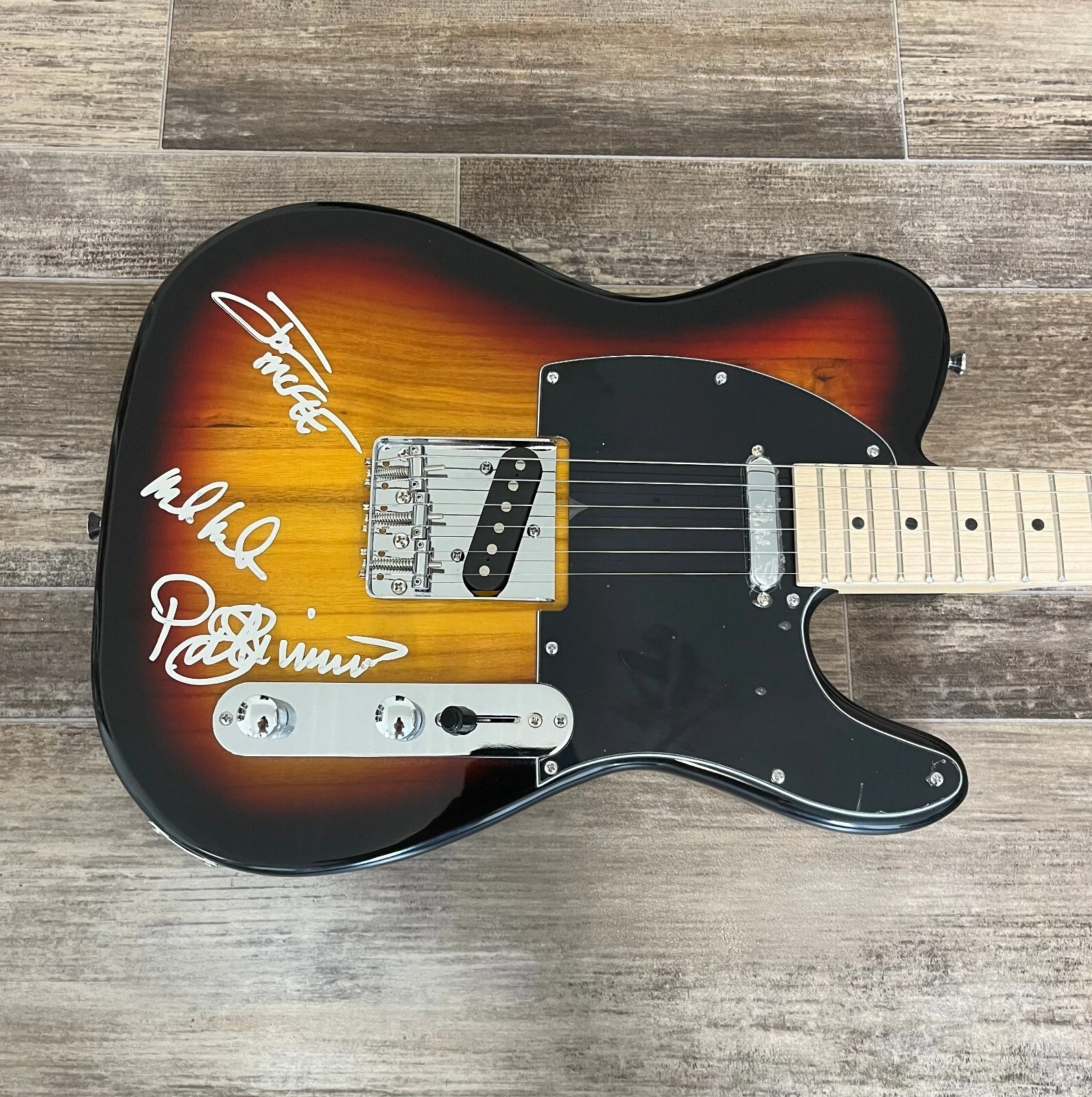 * THE DOOBIE BROTHERS * signed guitar * MICHAEL MCDONALD, PAT SIMMONS, & MCFEE 1