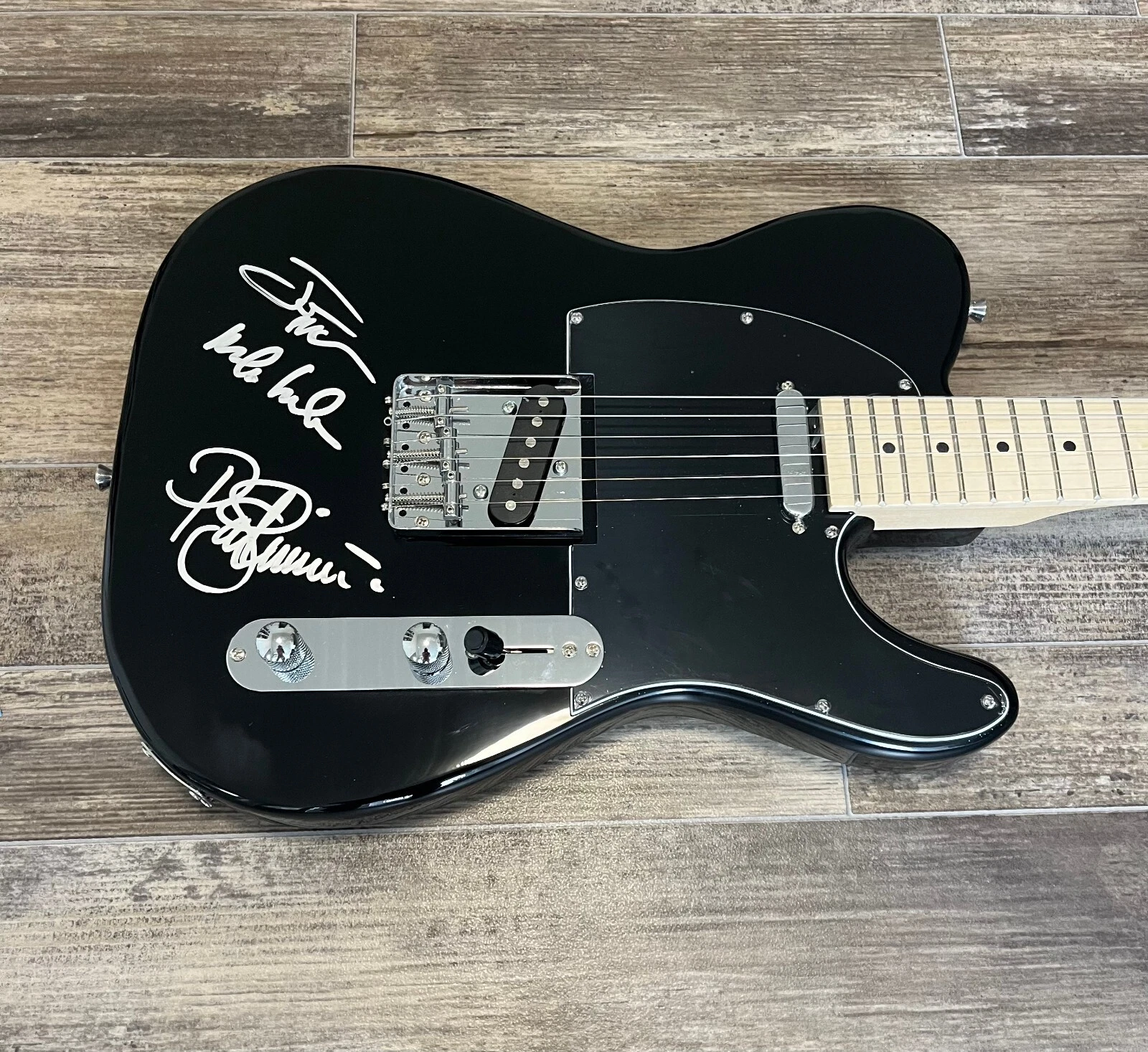 * THE DOOBIE BROTHERS * signed guitar * MICHAEL MCDONALD, PAT SIMMONS, & MCFEE 2