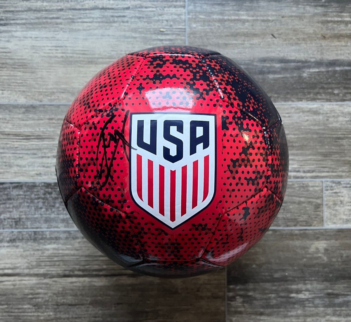 * CHRISTIAN PULISIC * SIGNED SOCCER BALL * USMNT * USA MENS SOCCER * 3 COLLECTIBLE MEMORABILIA