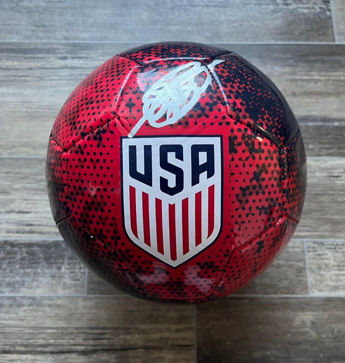 * SERGINO DEST * SIGNED SOCCER BALL * USMNT * USA MENS SOCCER * 1 COLLECTIBLE MEMORABILIA