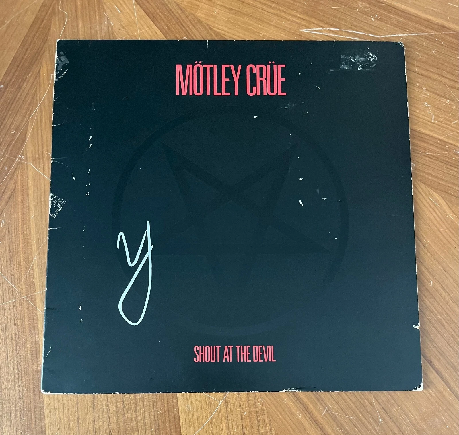 * VINCE NEIL * signed album * MOTLEY CRUE * SHOUT AT THE DEVIL * 1