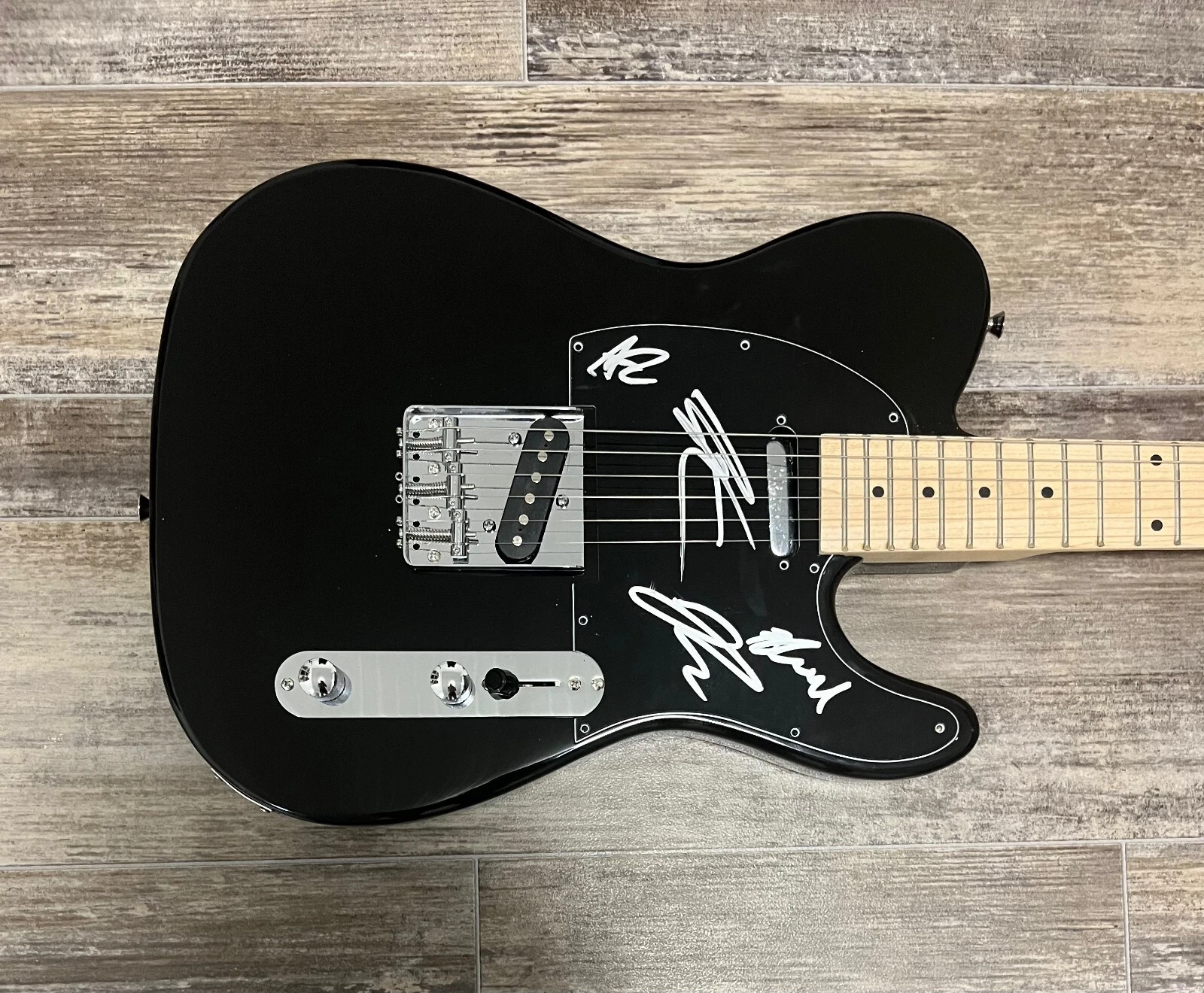 * FAME ON FIRE * signed electric guitar * WELCOME TO THE CHAOS * 3