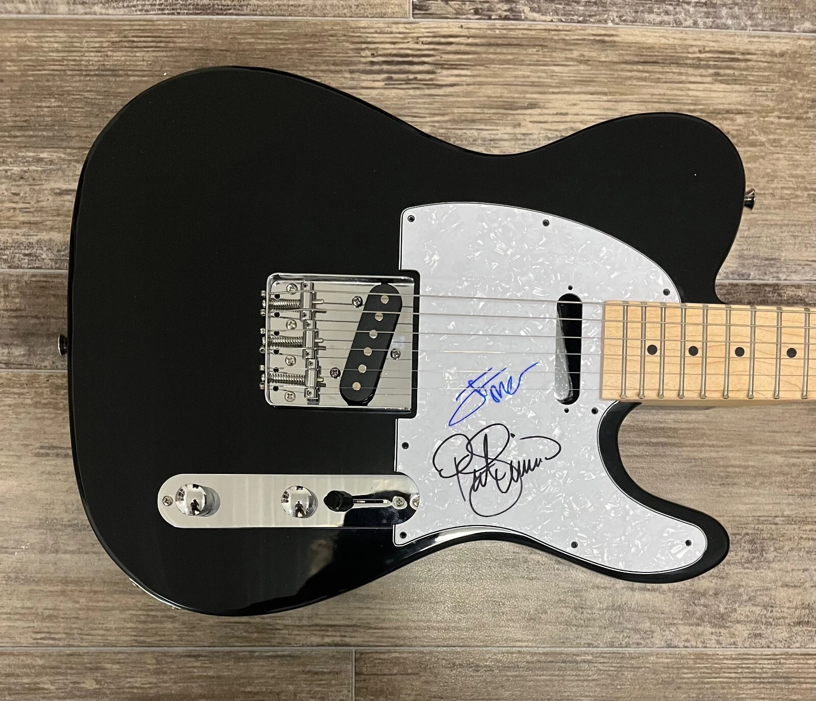 * THE DOOBIE BROTHERS * signed guitar * PATRICK SIMMONS & JOHN MCFEE * 1