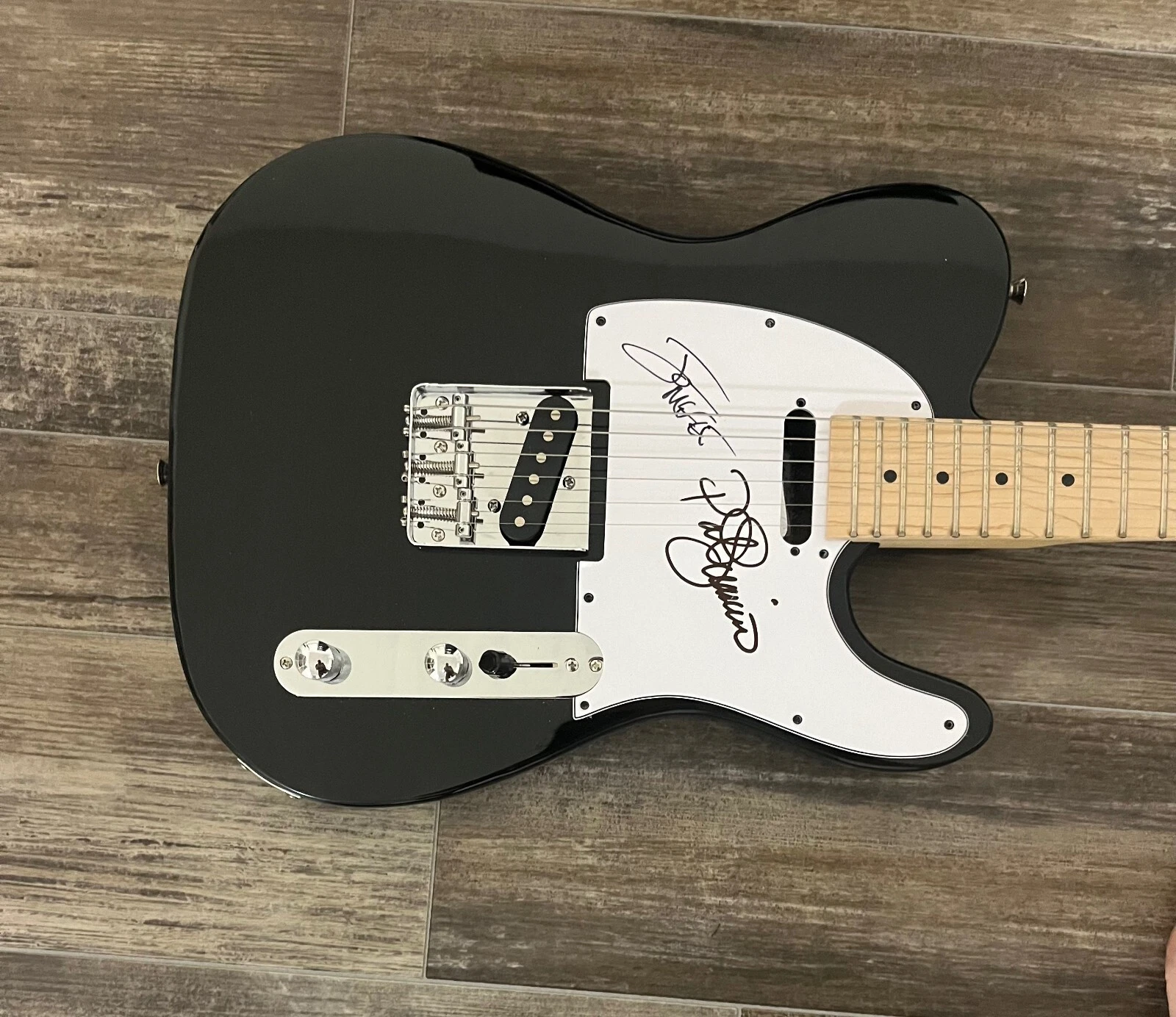 * THE DOOBIE BROTHERS * signed guitar * PATRICK SIMMONS & JOHN MCFEE * 2