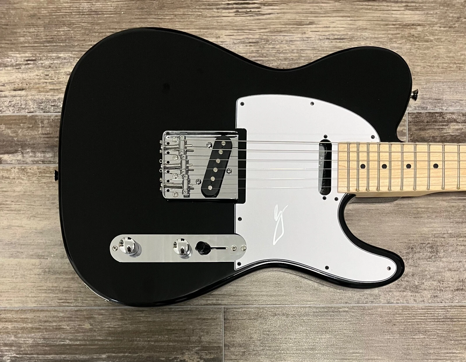 * VINCE NEIL * signed electric guitar * MOTLEY CRUE * 2