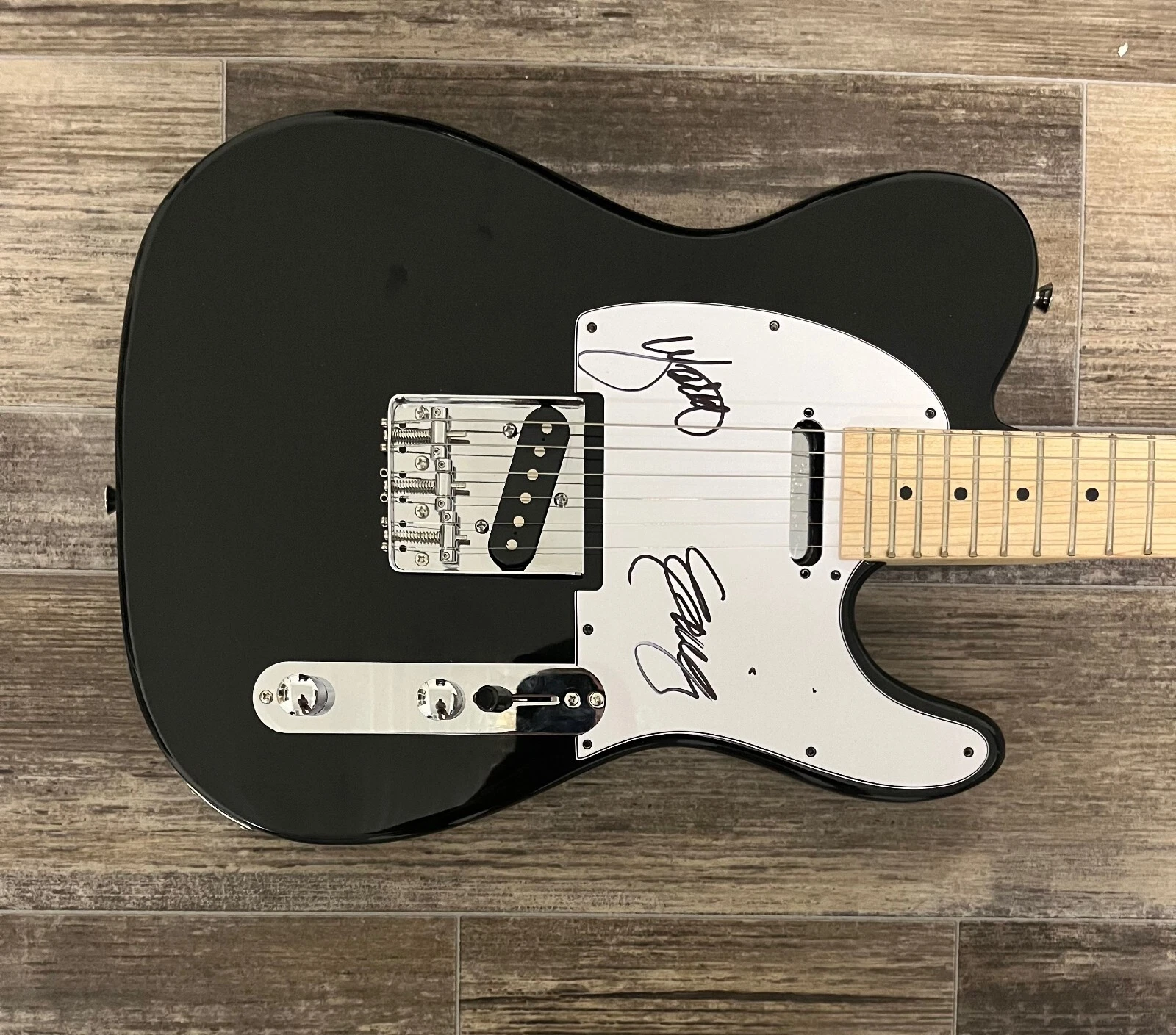 * THE CHICKS * signed electric guitar * EMILY STRAYER & MARTIE MAGUIRE * 1