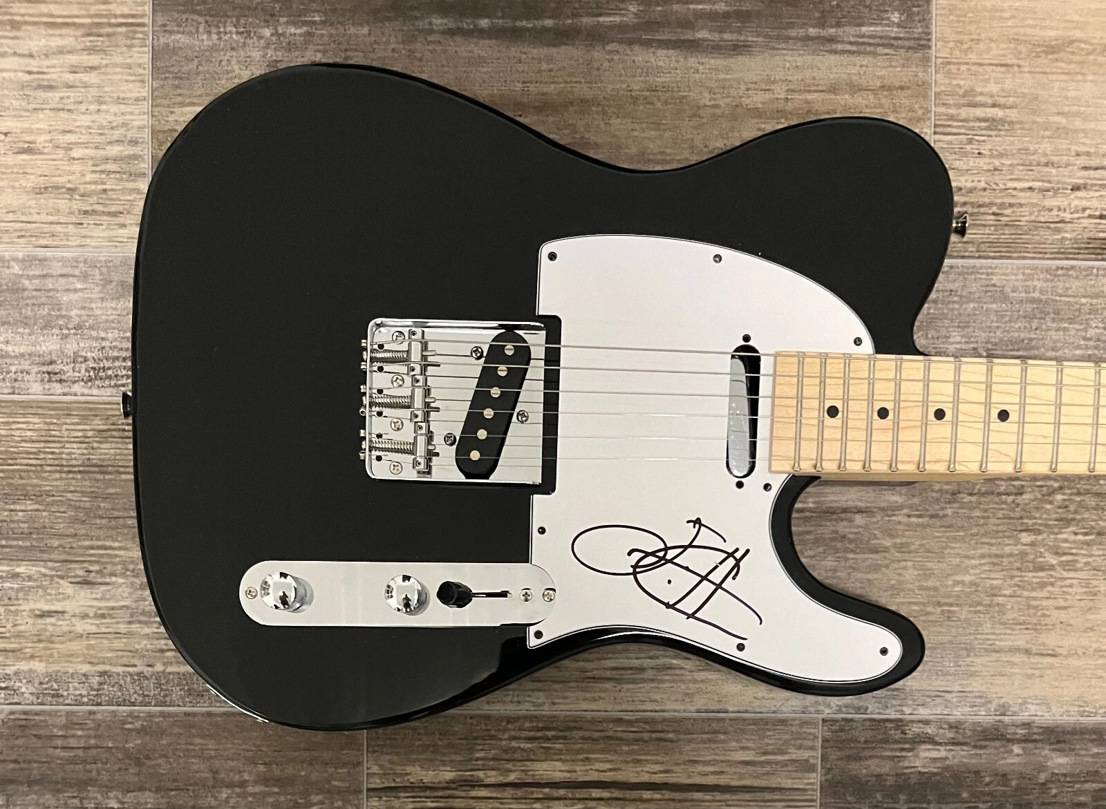 * JOSH KLINGHOFFER * signed guitar * RED HOT CHILI PEPPERS * PEARL JAM * 2