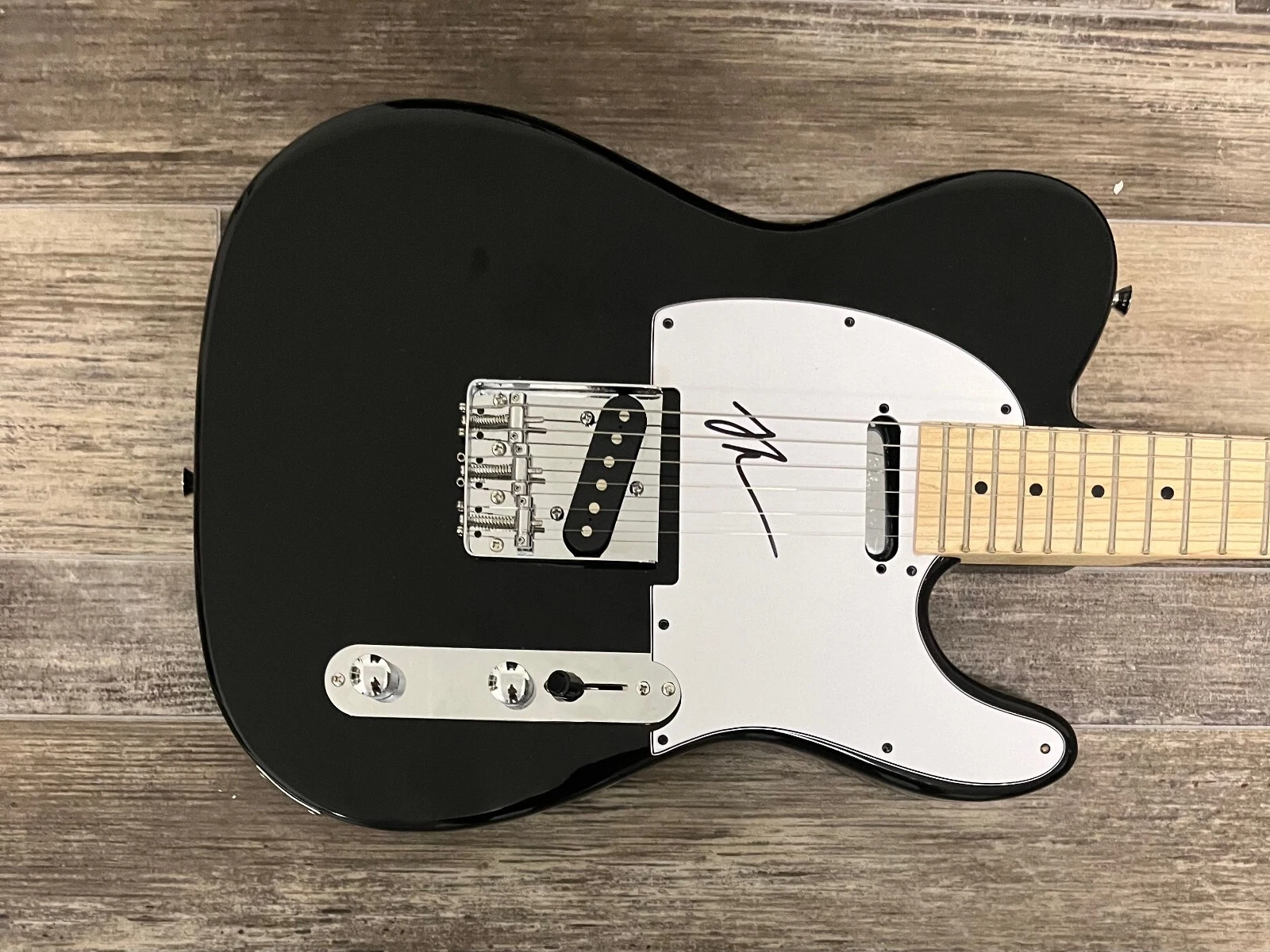 * JORDAN PUNDIK * signed electric guitar * NEW FOUND GLORY * 2