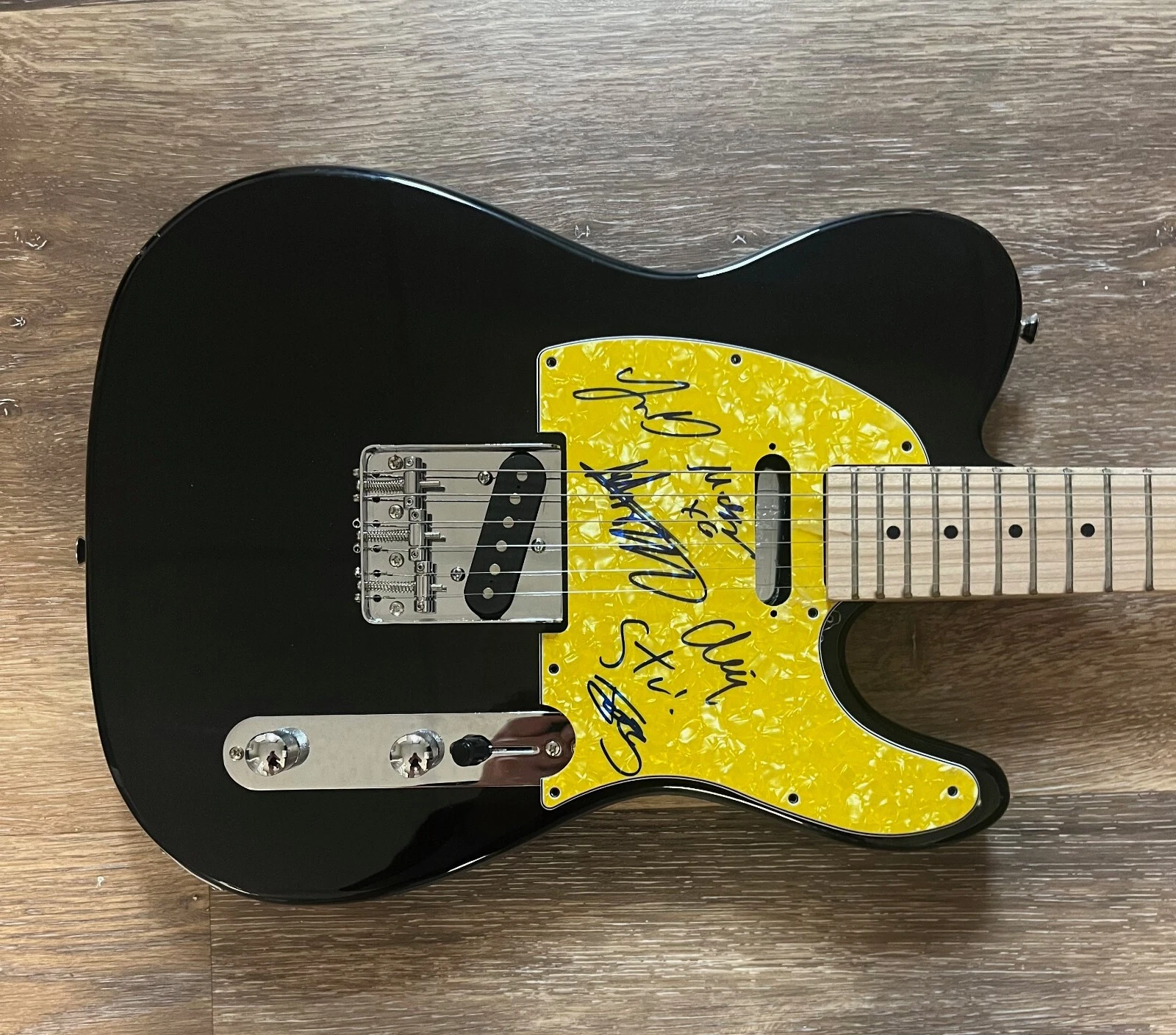 * KING GIZZARD & THE LIZARD WIZARD * signed guitar * STU MACKENZIE + 5 * COA * 4