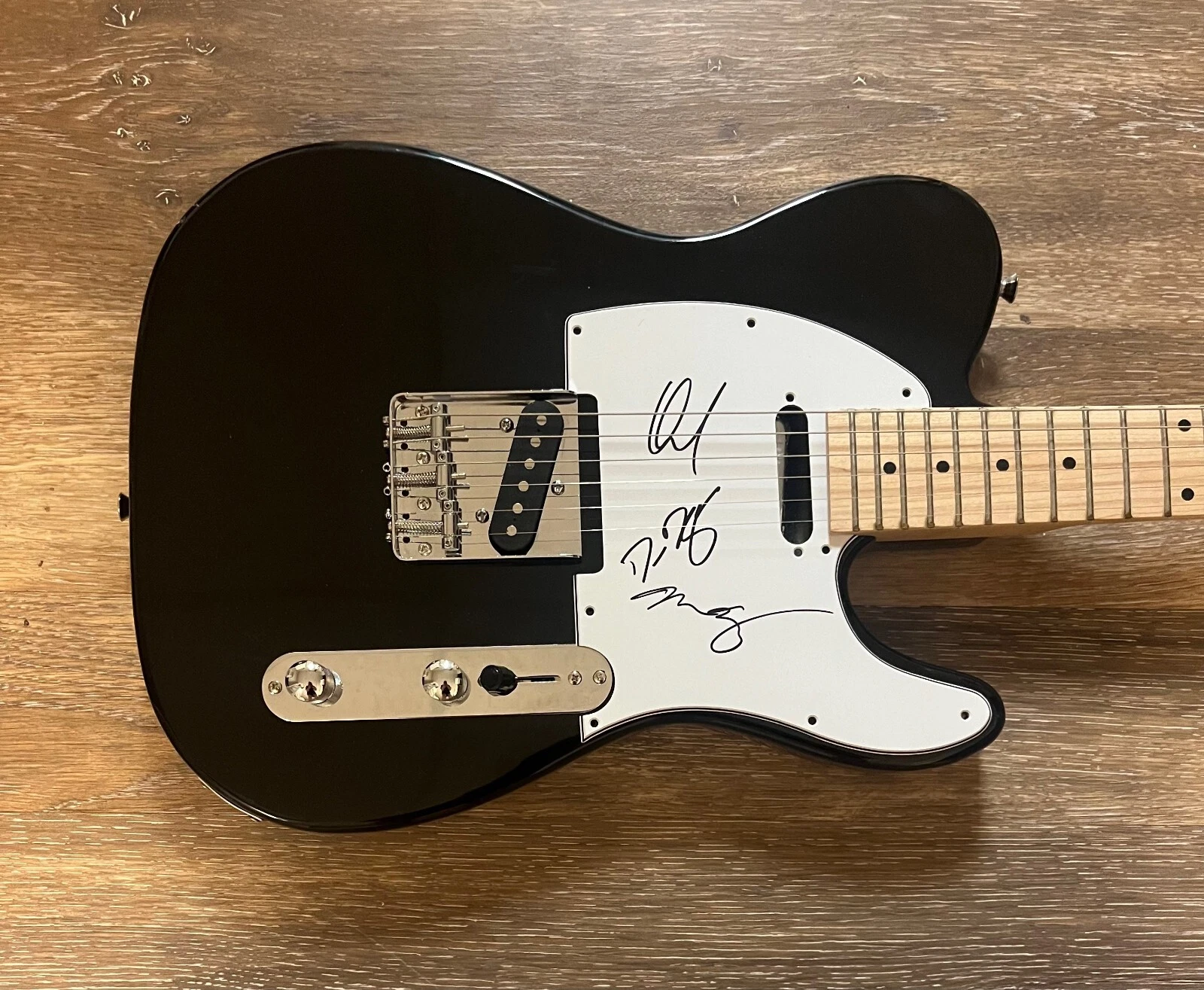 * DISTURBED * signed guitar * DAVID DRAIMAN, DAN DONEGAN & MIKE WENGREN * 1