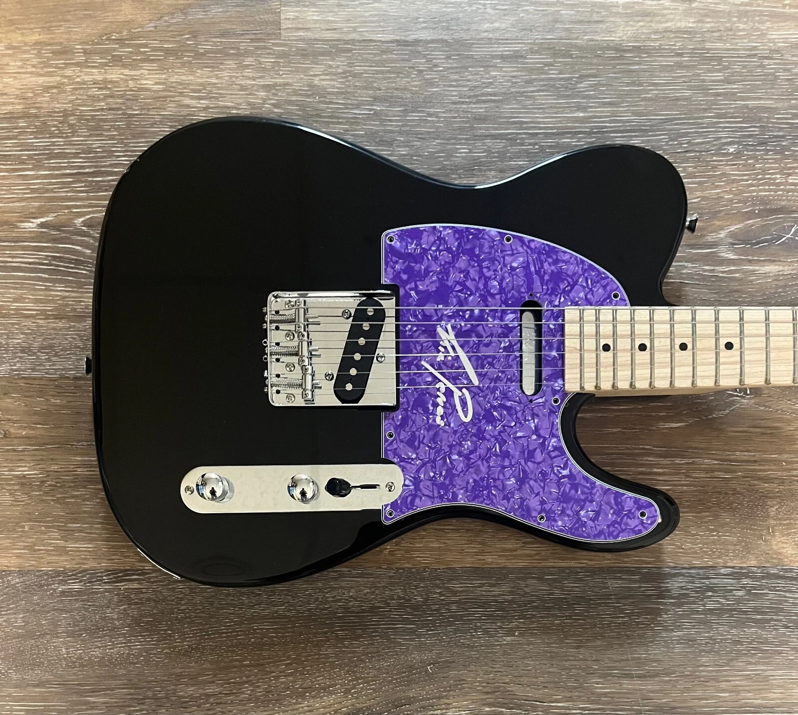 * KIM PETRAS * signed electric guitar * UNHOLY * 2