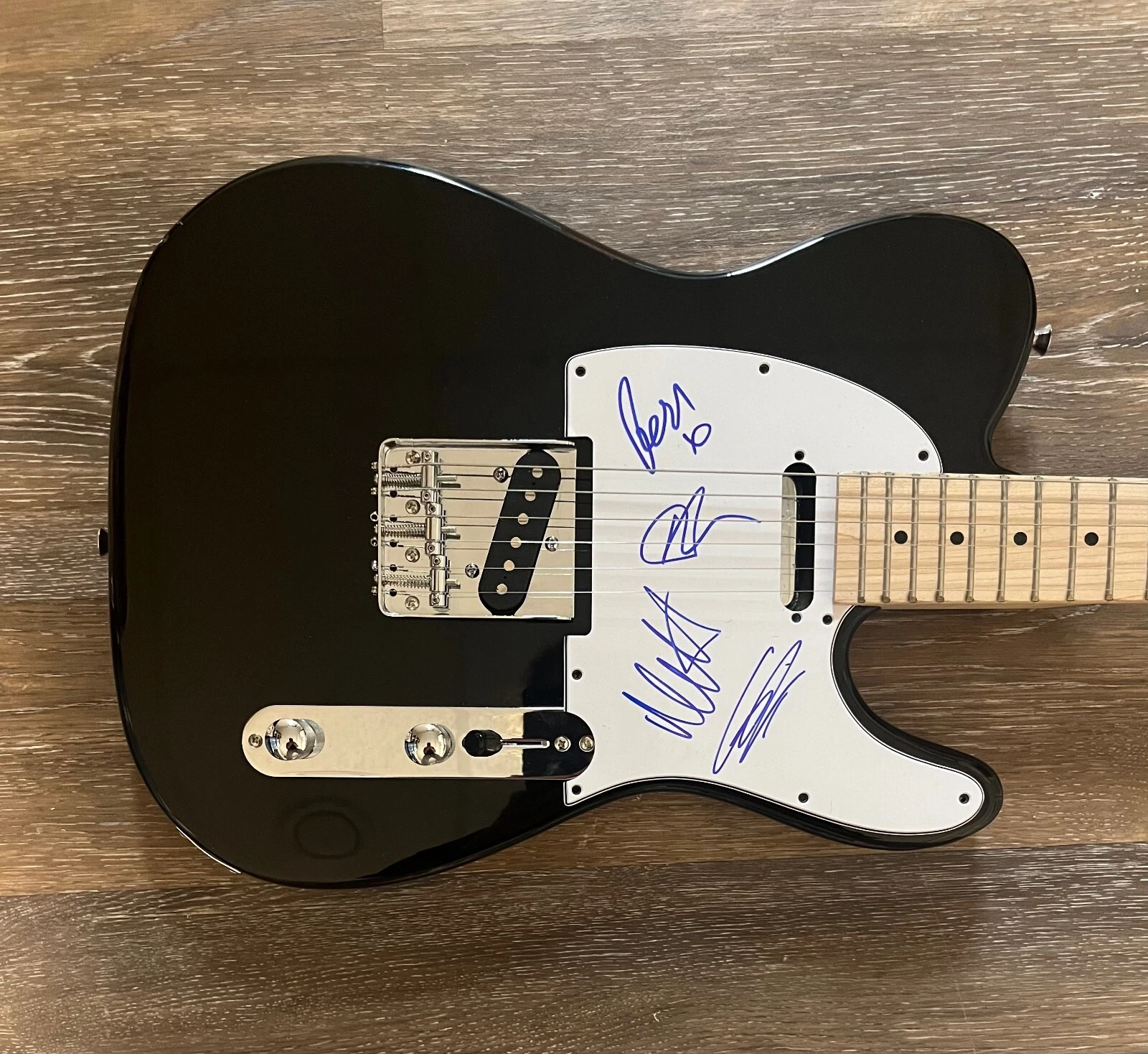 * THE 1975 * signed electric guitar * MATT HEALY, ADAM, GEORGE & ROSS * PROOF 1