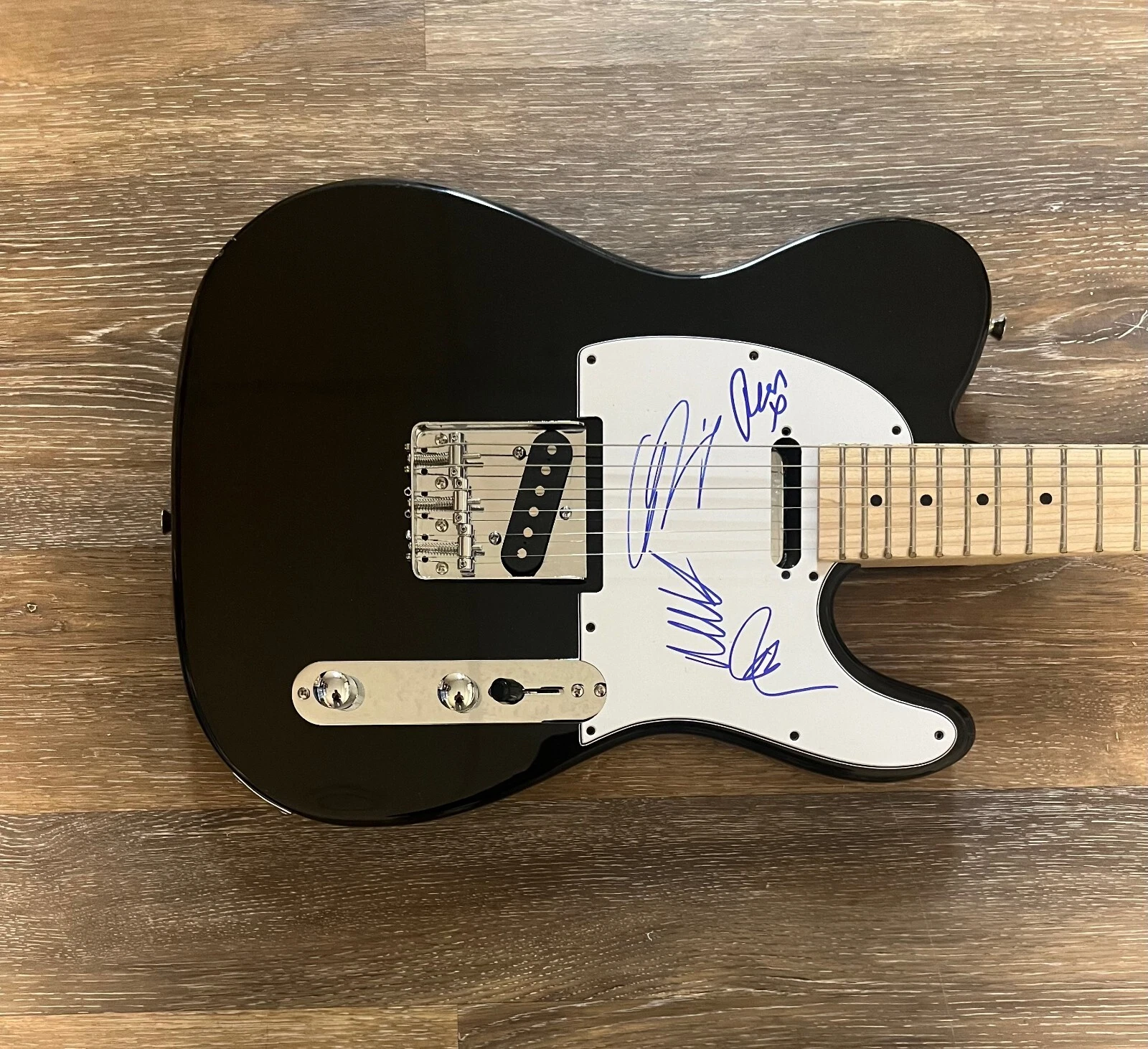 * THE 1975 * signed electric guitar * MATT HEALY, ADAM, GEORGE & ROSS * PROOF 2