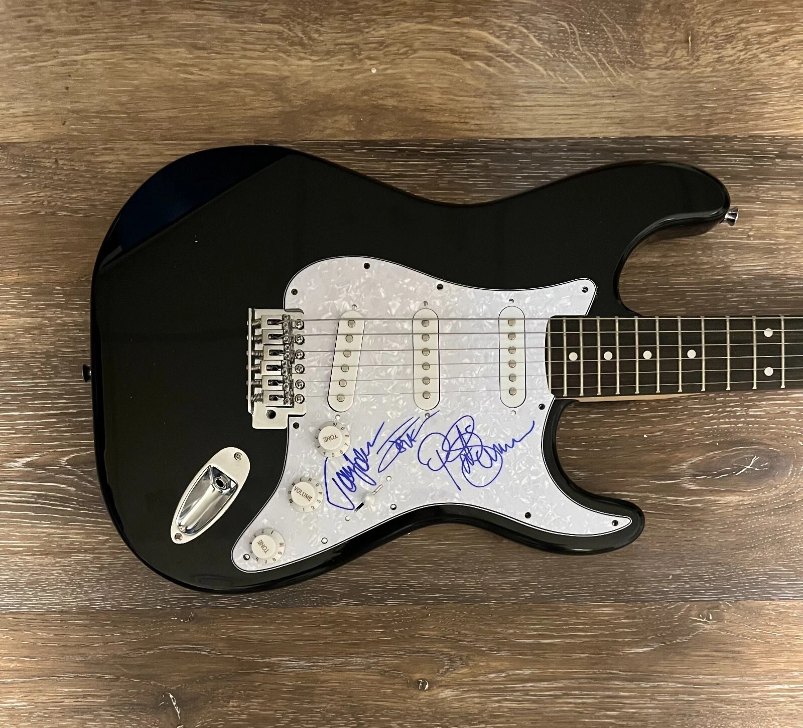 * THE DOOBIE BROTHERS * signed electric guitar * JOHNSTON, SIMMONS & MCFEE * 1