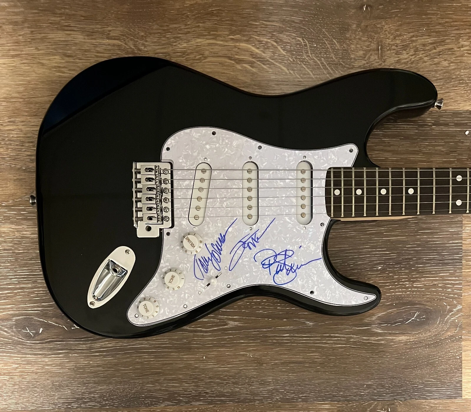 * THE DOOBIE BROTHERS * signed electric guitar * JOHNSTON, SIMMONS & MCFEE * 2