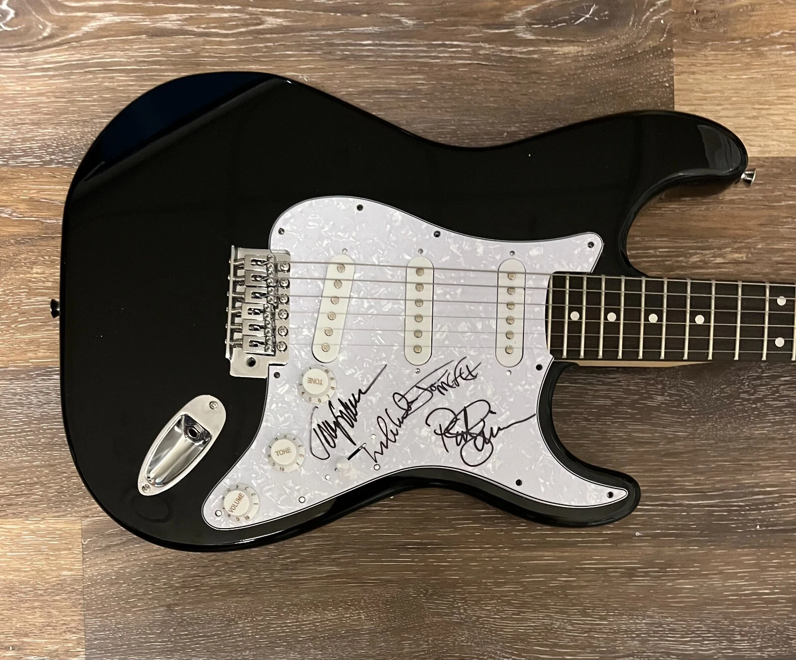 * THE DOOBIE BROTHERS * signed guitar * MCDONALD, JOHNSTON, SIMMONS & MCFEE * 1