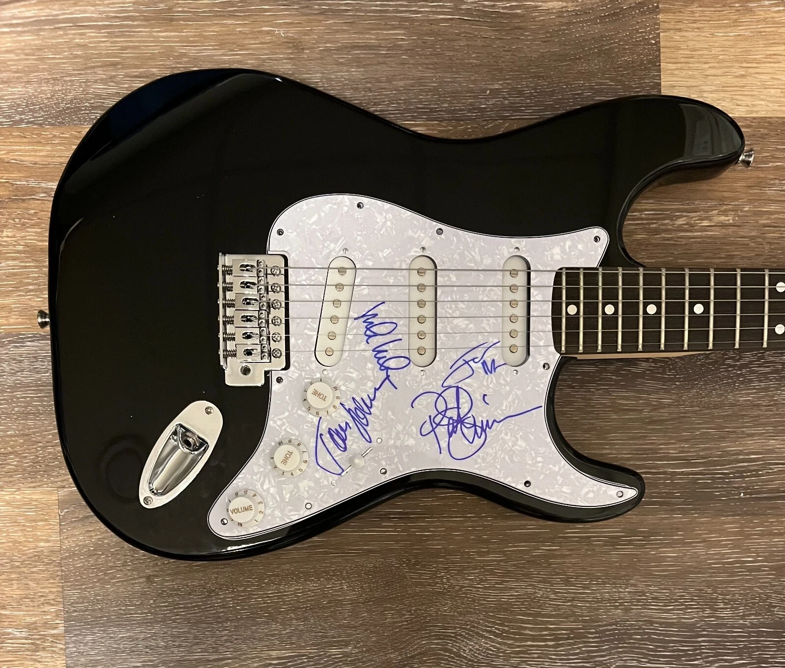 * THE DOOBIE BROTHERS * signed guitar * MCDONALD, JOHNSTON, SIMMONS & MCFEE * 2