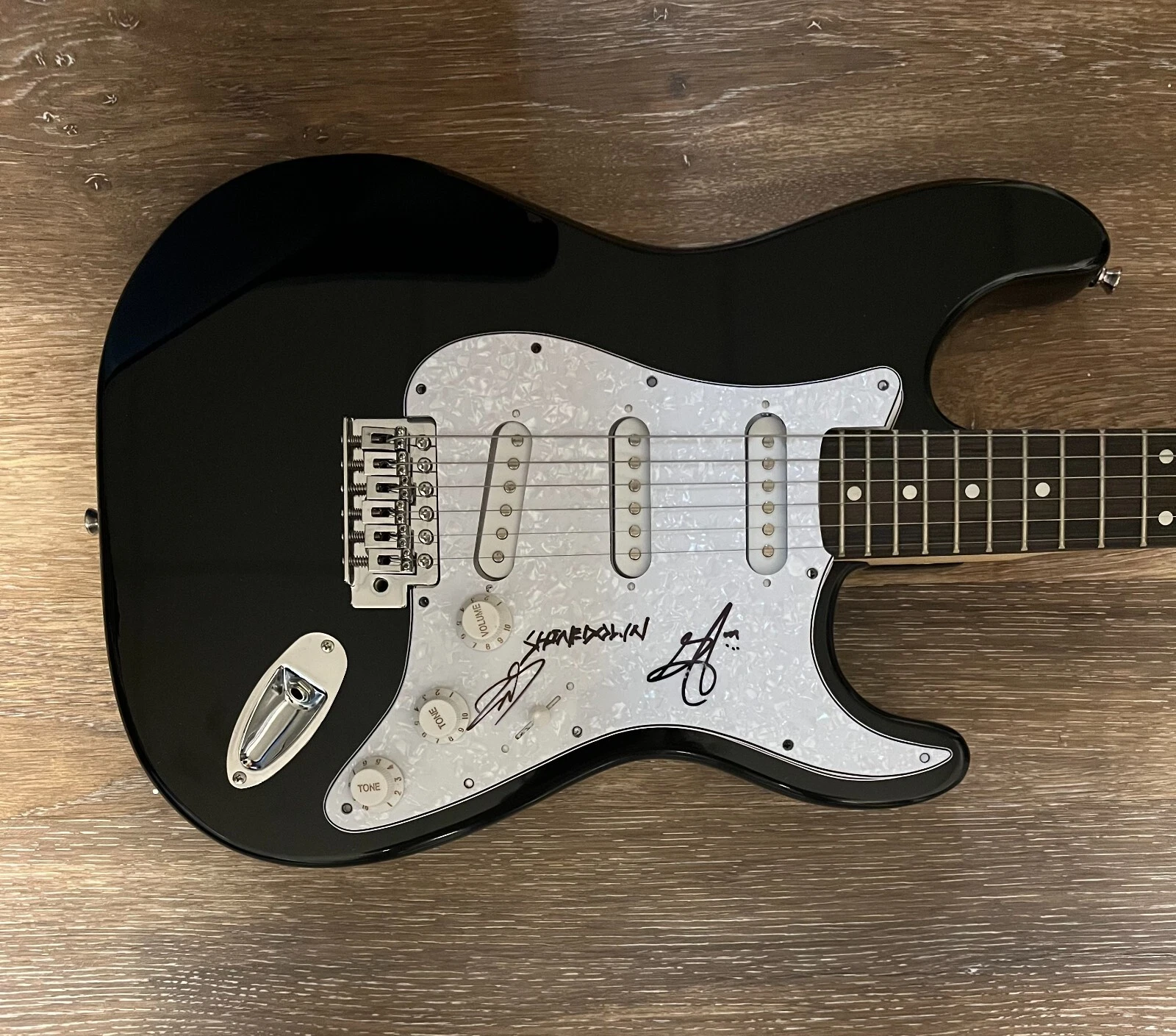 * SHINEDOWN * signed electric guitar * BRENT SMITH & ZACH MYERS * 1