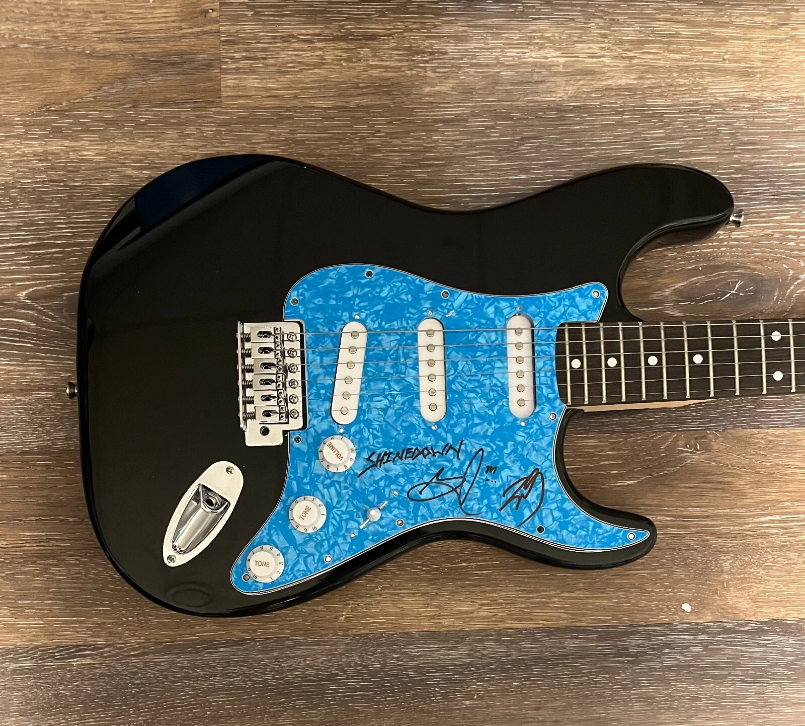 * SHINEDOWN * signed electric guitar * BRENT SMITH & ZACH MYERS * 2