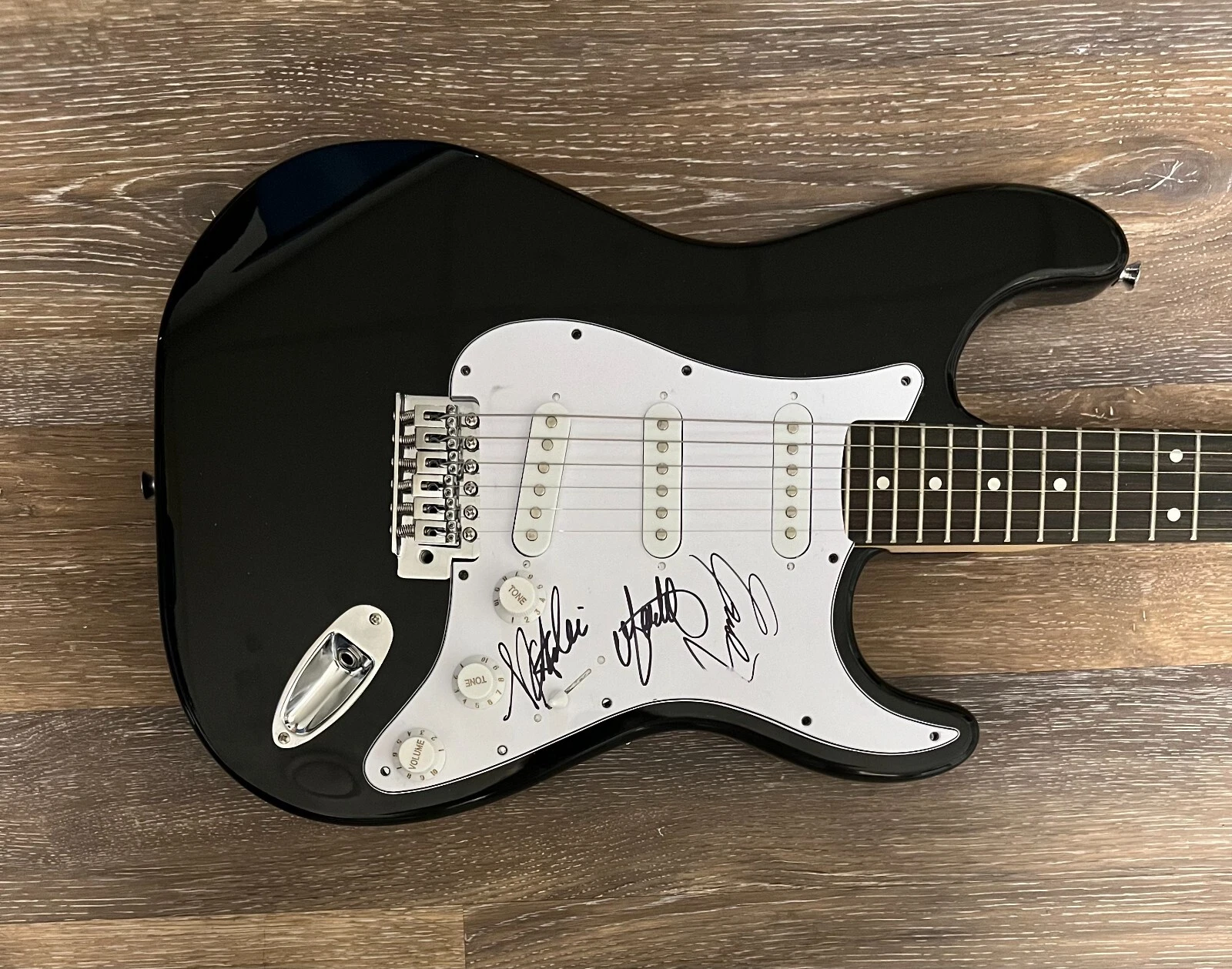 * THE DIXIE CHICKS * signed electric guitar * NATALIE MAINES, EMILY & MARTIE * 1