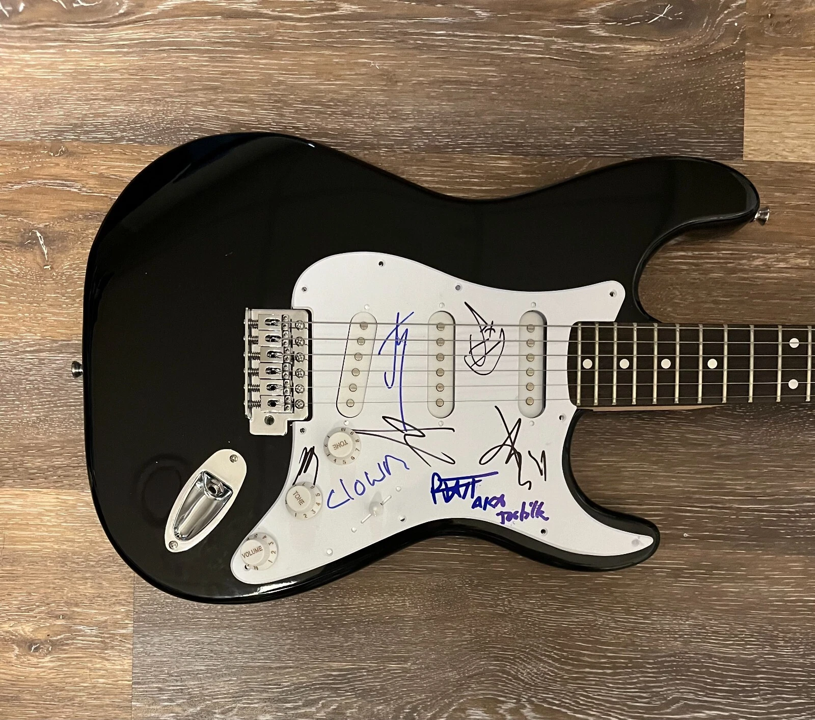 * SLIPKNOT * signed guitar * JIM, SID, MICK, CLOWN, V-MAN, TORTILLA & JAY * 2