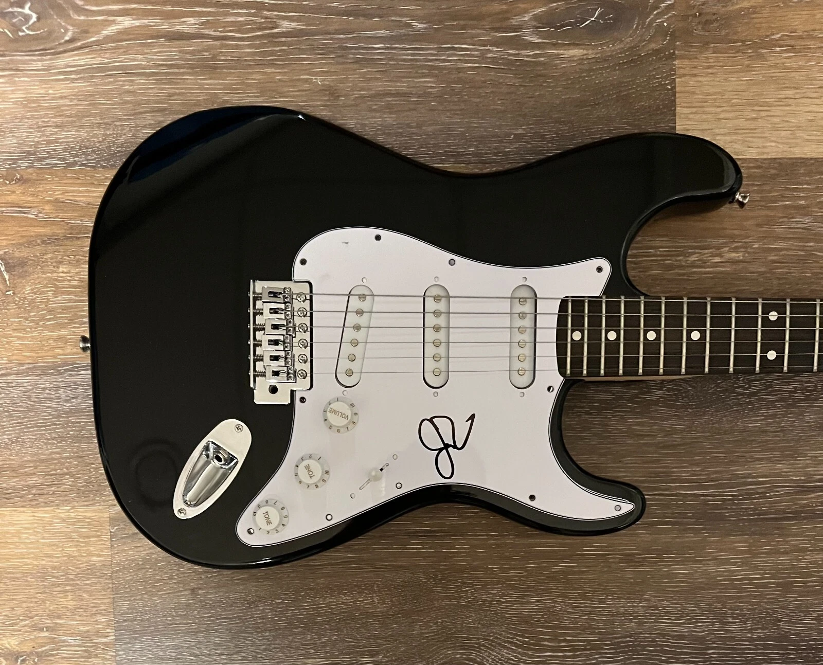 * JOHNNY VAN ZANT * signed electric guitar * LYNYRD SKYNYRD * 2