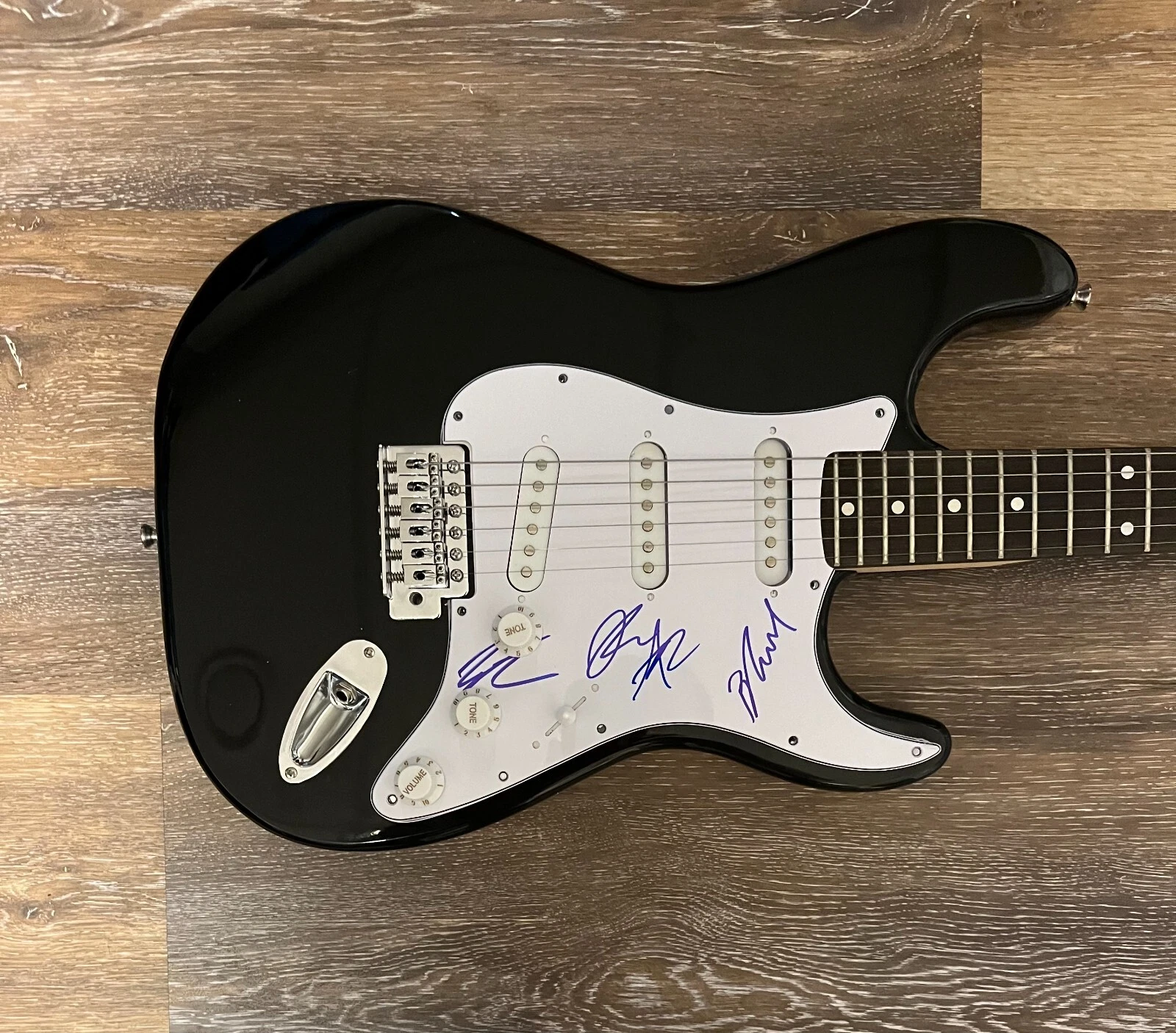 * FAME ON FIRE * signed electric guitar * WELCOME TO THE CHAOS * 3