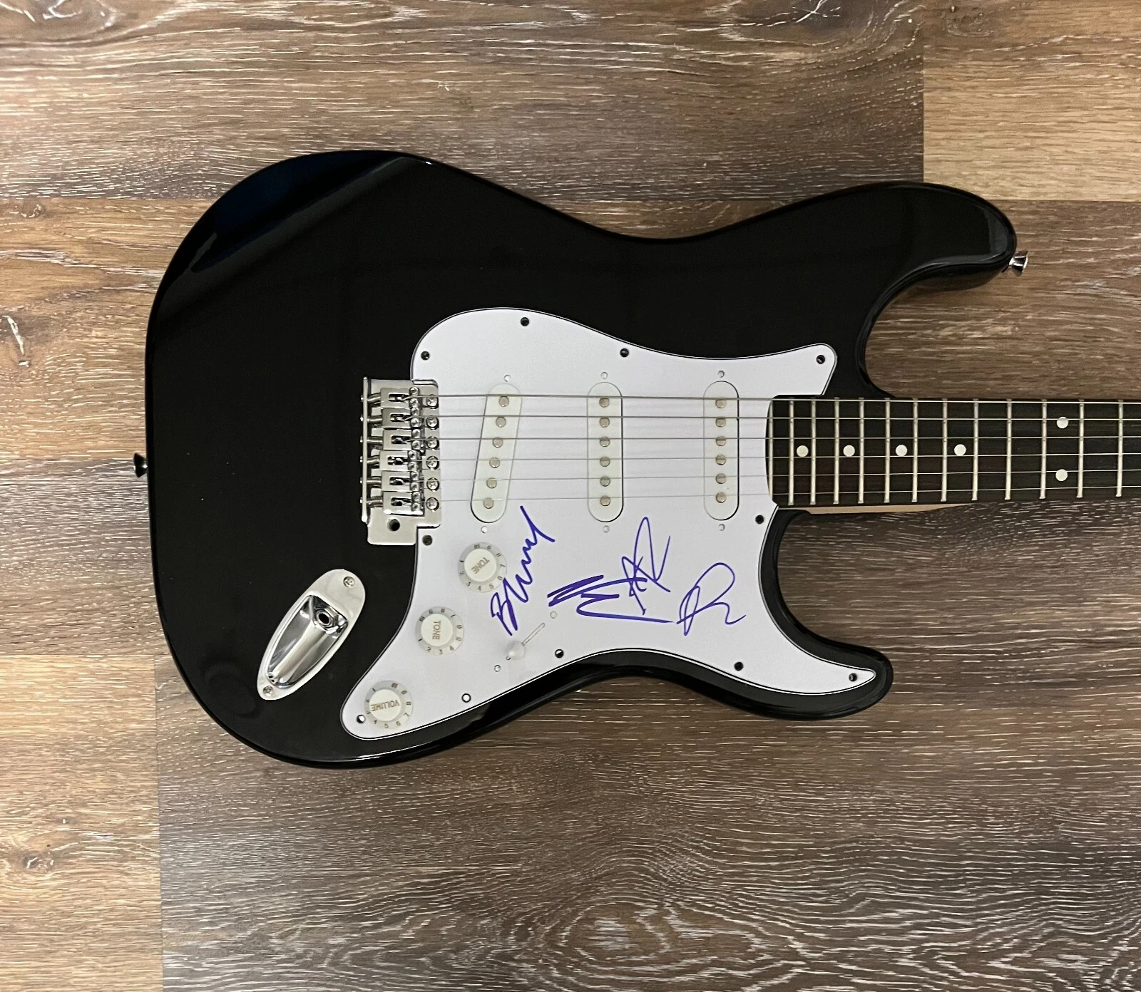 * FAME ON FIRE * signed electric guitar * WELCOME TO THE CHAOS * 4