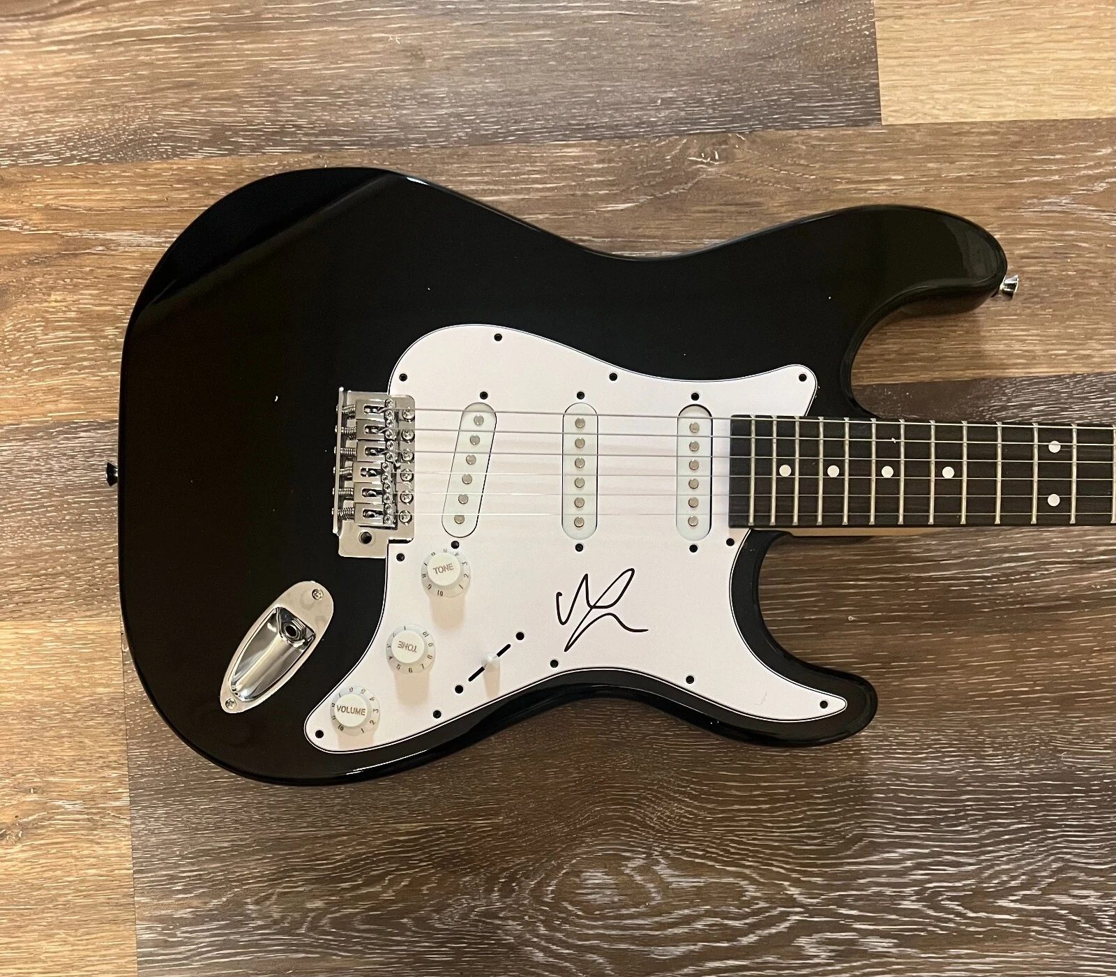 * MICHAEL CLIFFORD * signed electric guitar * 5 SECONDS OF SUMMER * 5SOS * 1