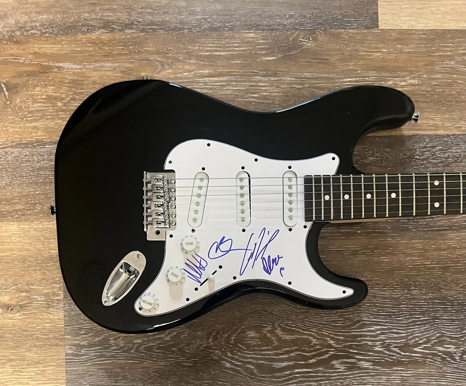 * THE 1975 * signed electric guitar * MATT HEALY, ADAM, GEORGE & ROSS * PROOF 3