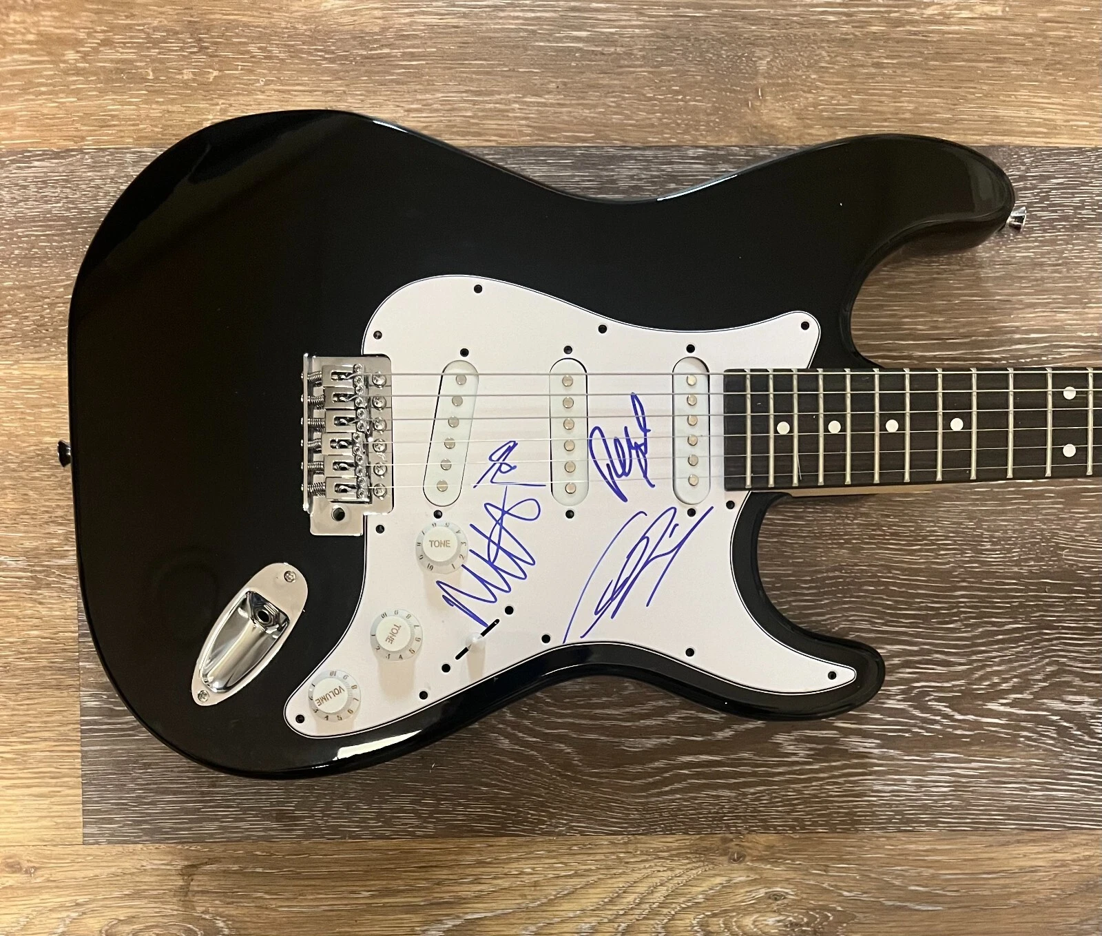 * THE 1975 * signed electric guitar * MATT HEALY, ADAM, GEORGE & ROSS * PROOF 4