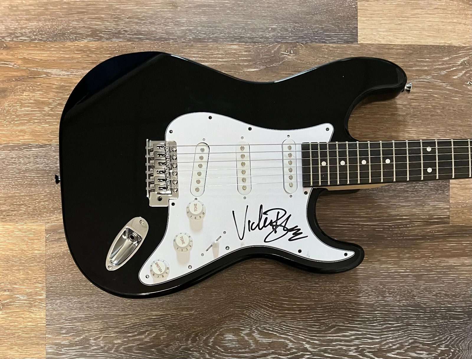 *  VICKI BLUE * SIGNED ELECTRIC GUITAR * THE RUNAWAYS * VICTORY TISCHLER-BLUE * COLLECTIBLE MEMORABILIA