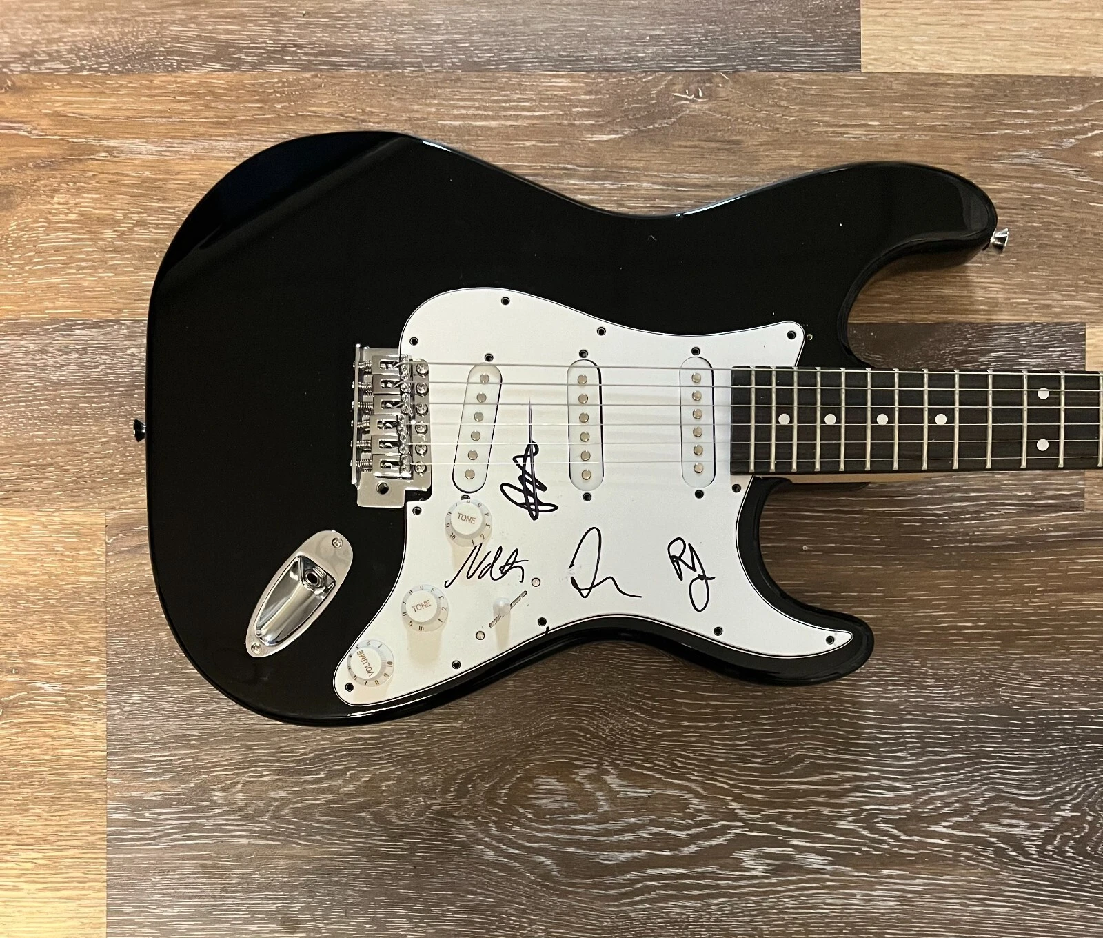 * FOO FIGHTERS * signed electric guitar * TAYLOR HAWKINS, NATE, PAT & RAMI * 1