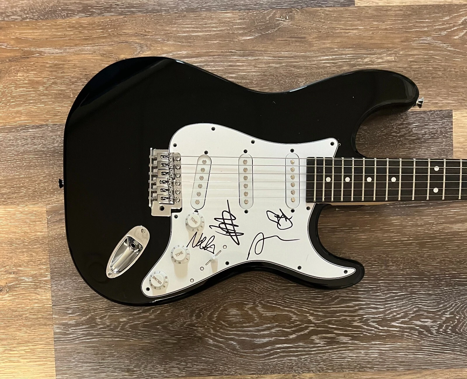 * FOO FIGHTERS * signed electric guitar * TAYLOR HAWKINS, NATE, PAT & RAMI * 2