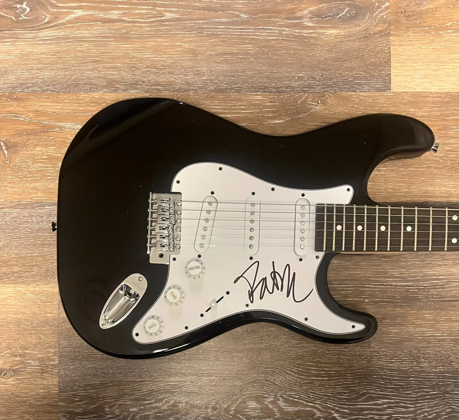 * PAT MONAHAN * signed electric guitar * TRAIN * 2