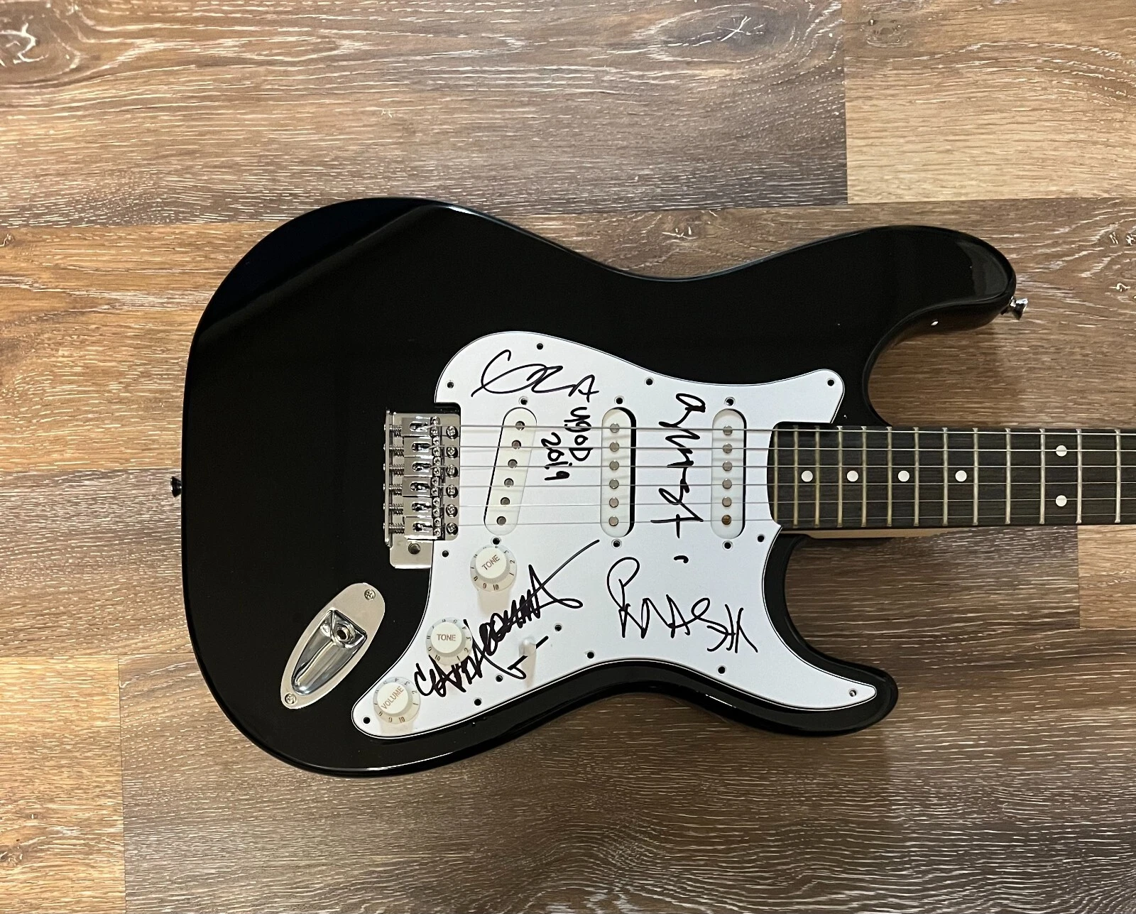 * WU TANG CLAN * signed electric guitar * GHOSTFACE, GZA, UGOD, MASTA & CAPPA *