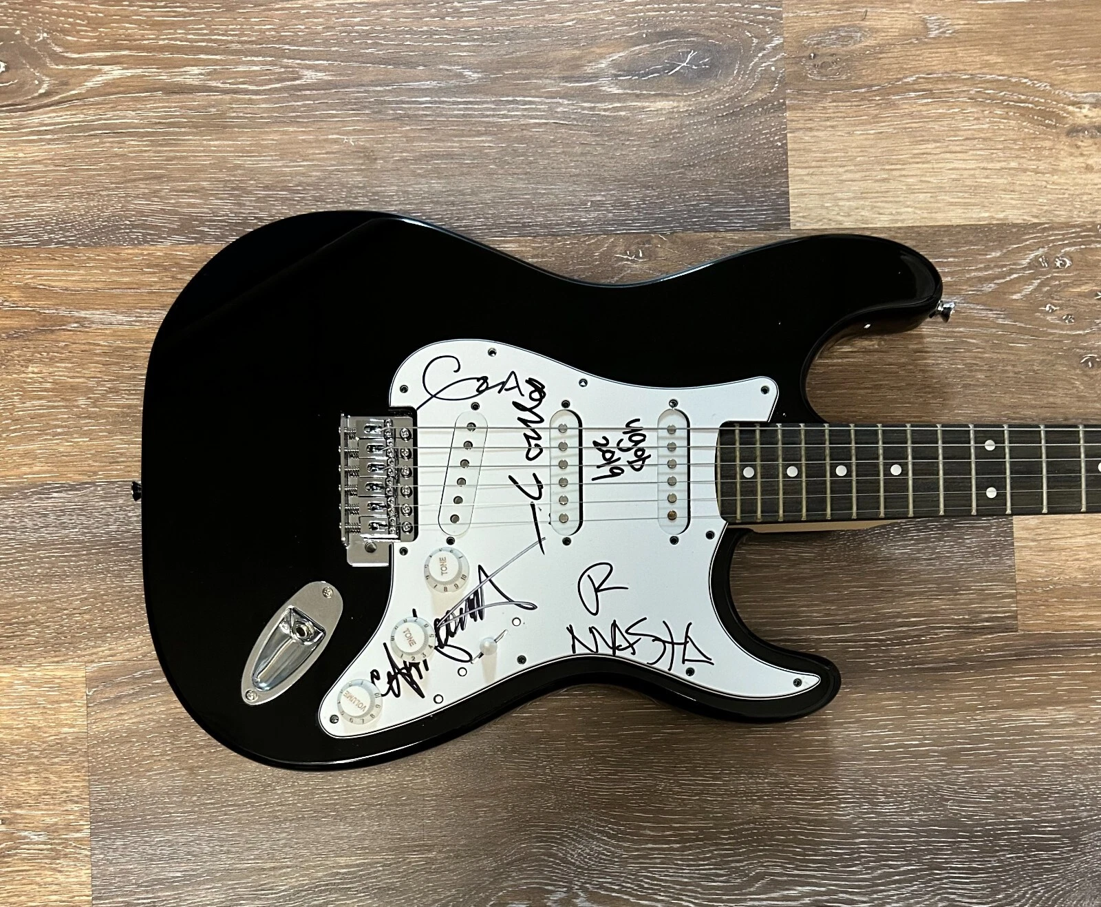 * WU TANG CLAN * signed electric guitar * GHOSTFACE, GZA, UGOD, MASTA & CAPPA *