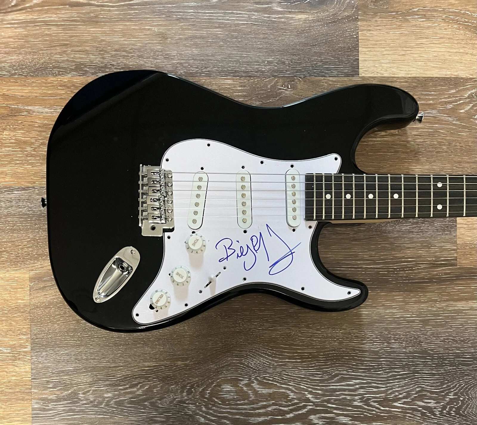 * BILLY BOB THORNTON * SIGNED ELECTRIC GUITAR * THE BOXMASTERS * 2 COLLECTIBLE MEMORABILIA