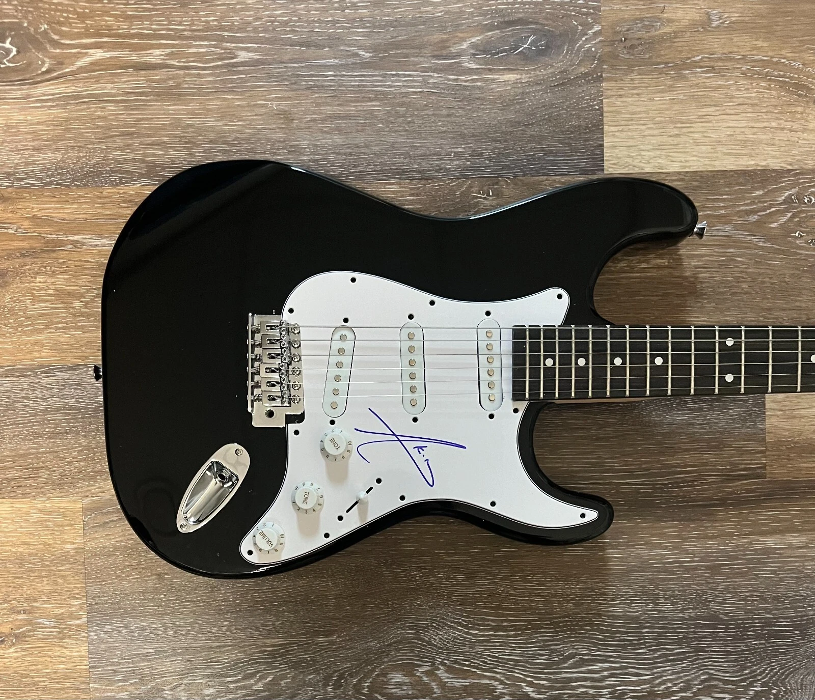 * AKON * SIGNED ELECTRIC GUITAR * SMACK THAT * 2 COLLECTIBLE MEMORABILIA
