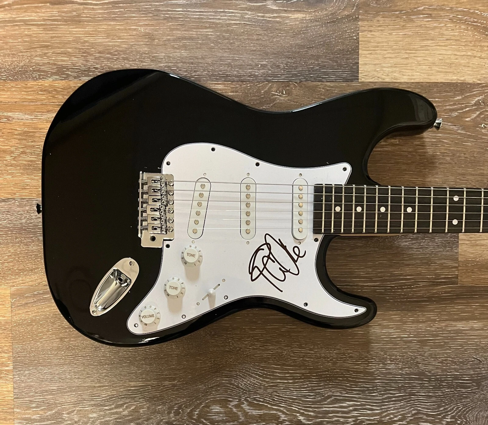 * ICE CUBE * signed electric guitar * N.W.A. * IT WAS A GOOD DAY * 2