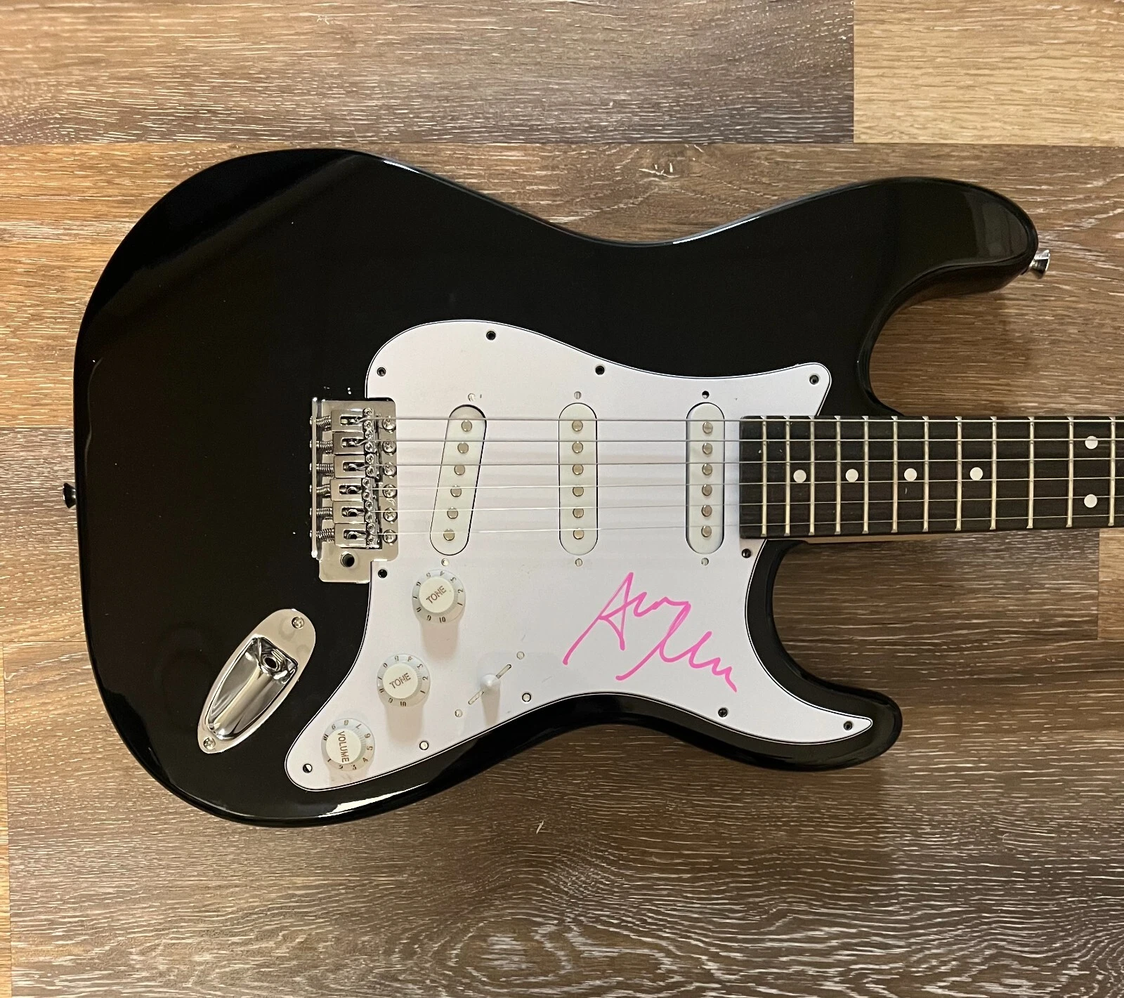 * AVA MAX * SIGNED ELECTRIC GUITAR * SWEET BUT PSYCHO * 1 COLLECTIBLE MEMORABILIA