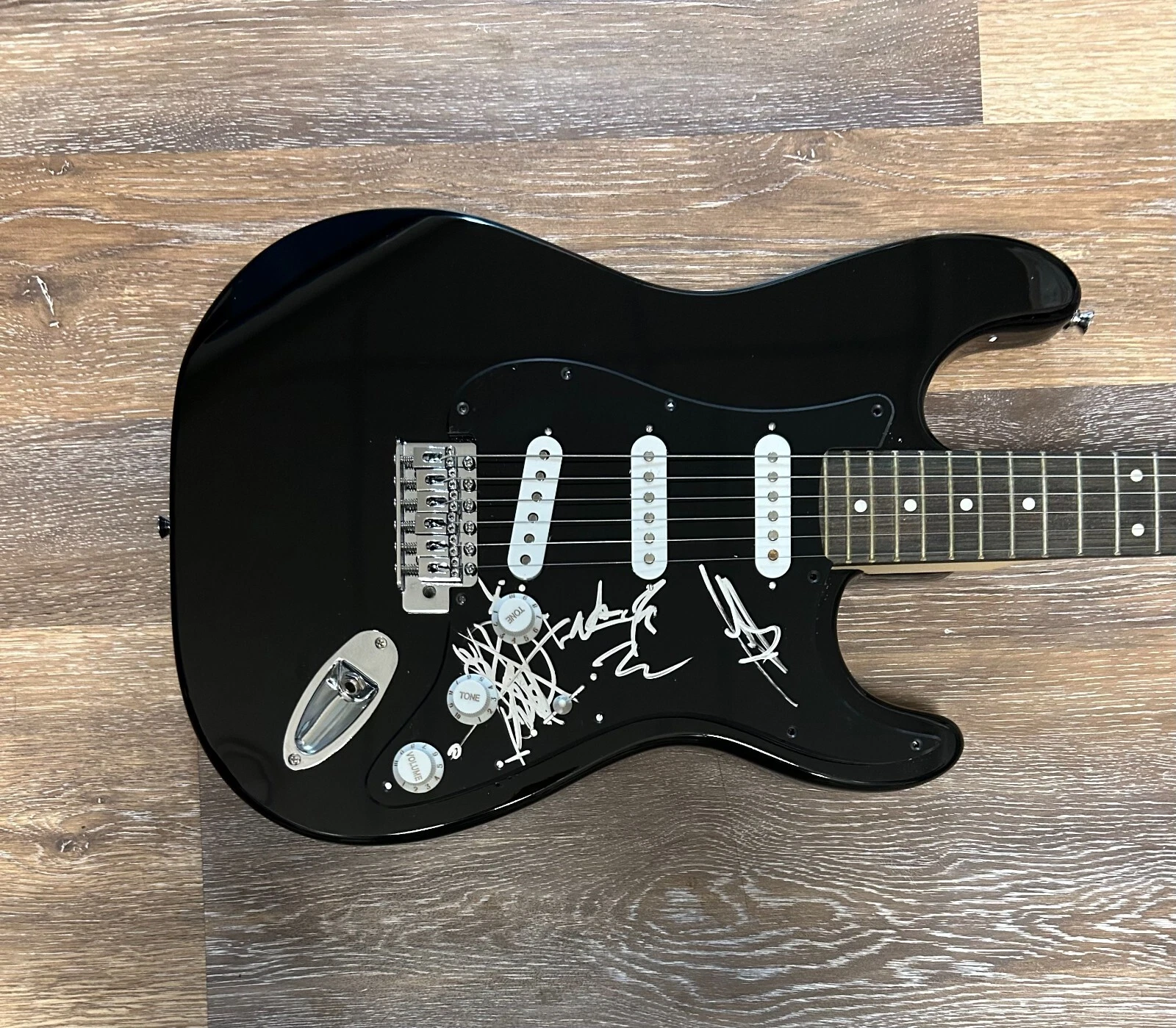 * MAYHEM * signed electric guitar * NECROBUTCHER, HELLHAMMER & ATTILA CSIHAR * 5